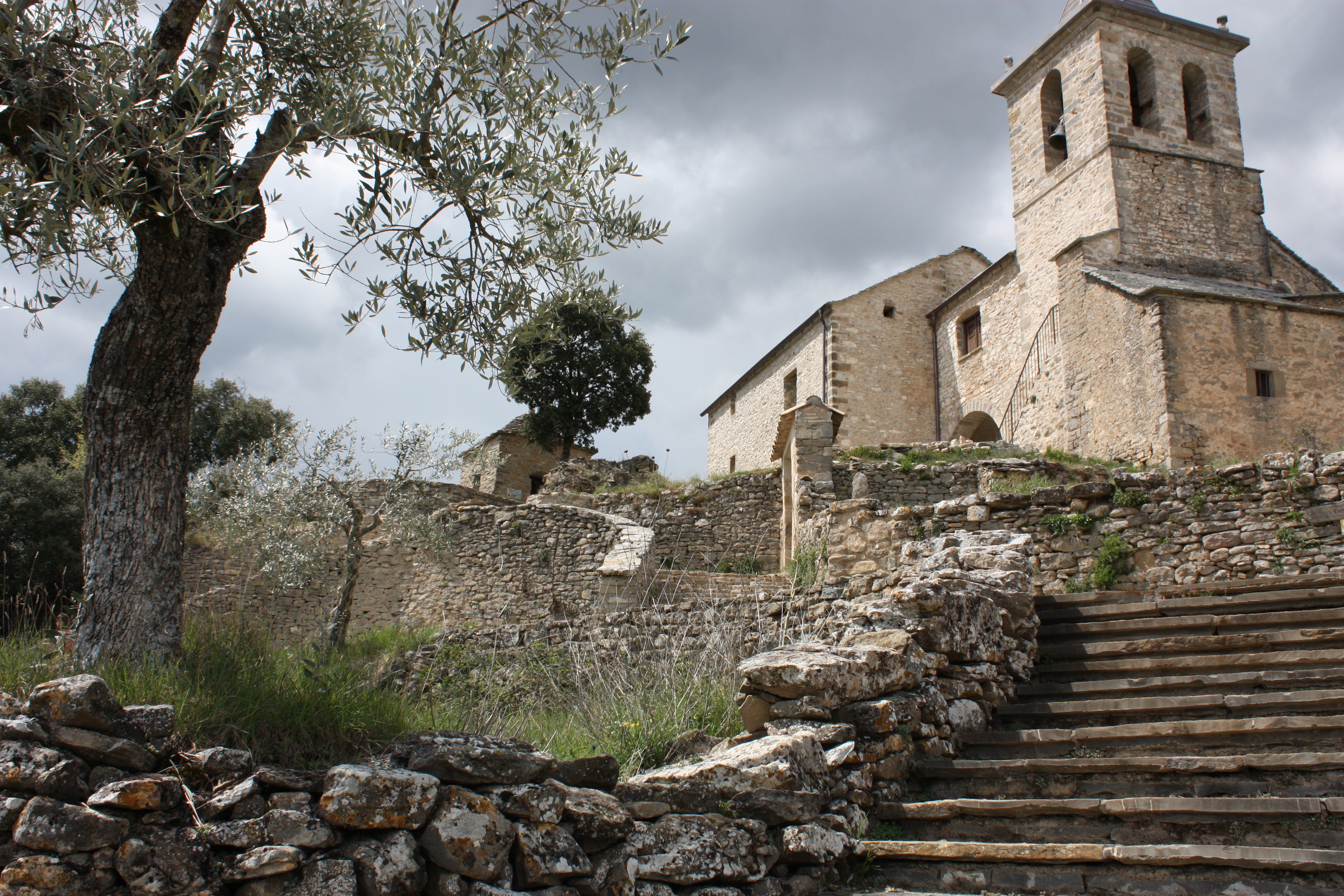 Iglesia de Almazorre (fuente: https://es.wikipedia.org/wiki/Almazorre#/media/Archivo:Iglesia_de_Almazorre.JPG).