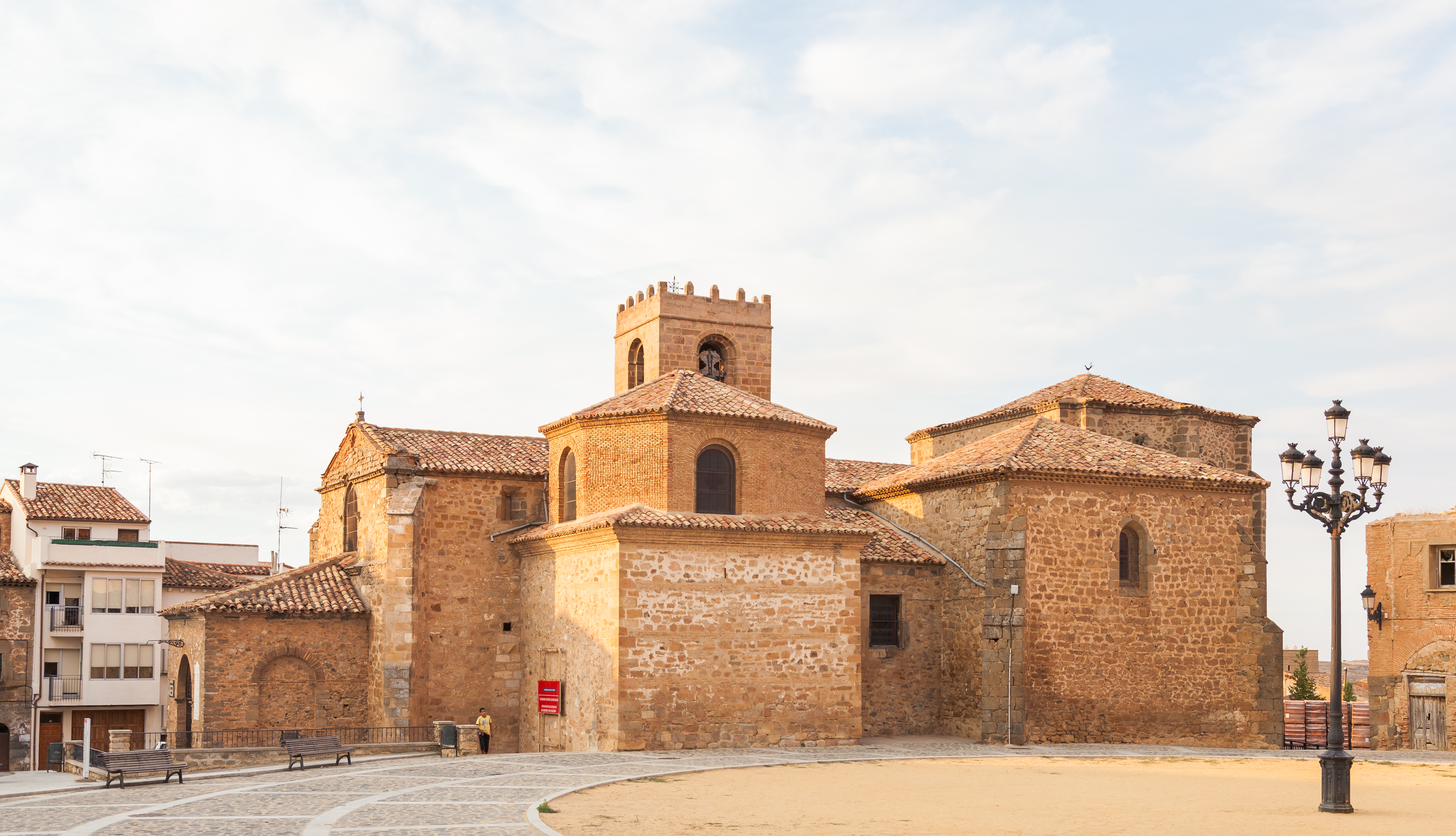 Iglesia de San Miguel, con torre románica del siglo XII. Ágreda (Soria). De Diego Delso, CC BY-SA 3.0, https://commons.wikimedia.org/w/index.php?curid=21175166. 