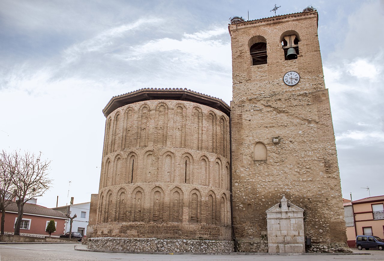 Torre y ábside de la iglesia de San Pedro, de Alcazarén. Fuente: Wikicommons.