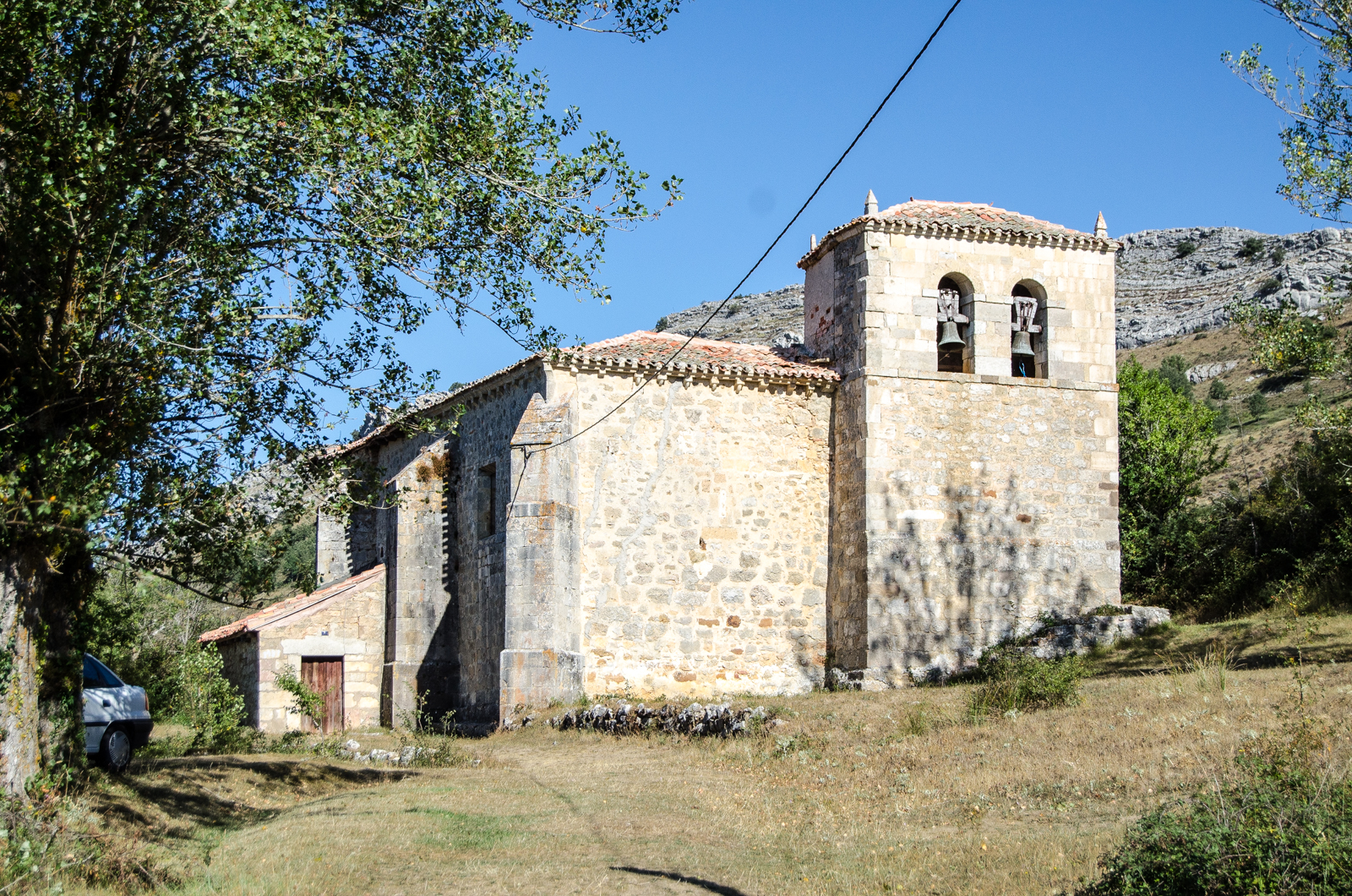 Iglesia de Exaltación de la Santa Cruz, Los Valcárceres. De MottaW - Trabajo propio, CC BY-SA 4.0, https://commons.wikimedia.org/w/index.php?curid=53841017