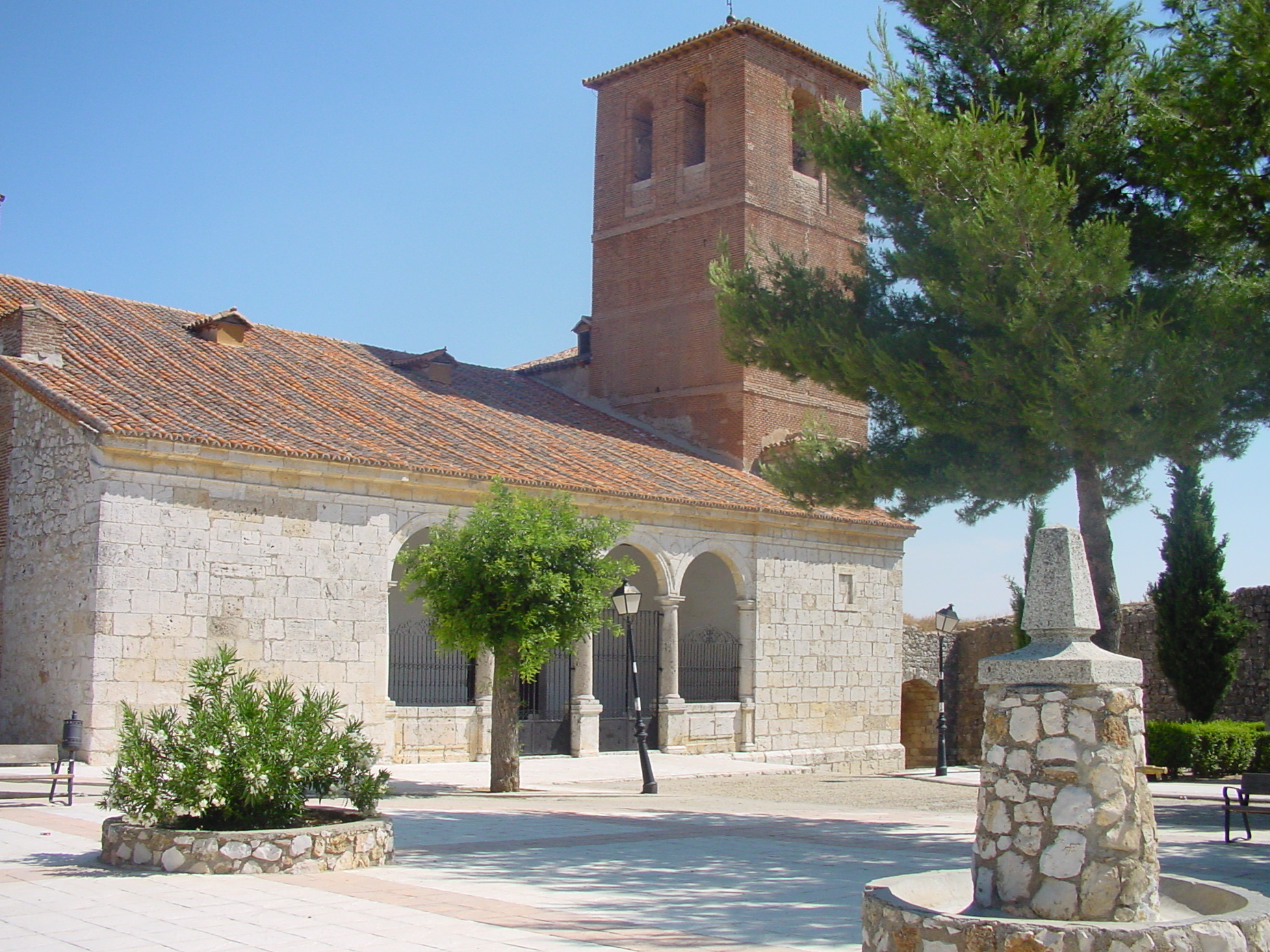 Iglesia parroquial de San Torcuato, en Santorcaz. De Dirección General de Turismo. Consejería de Economía e Innovación Tecnológica. Comunidad de Madrid - http://mediateca.educa.madrid.org/imagen/ver.php?id_imagen=l717tczz3kmbjoz4, CC BY 3.0 es, https://commons.wikimedia.org/w/index.php?curid=7801170