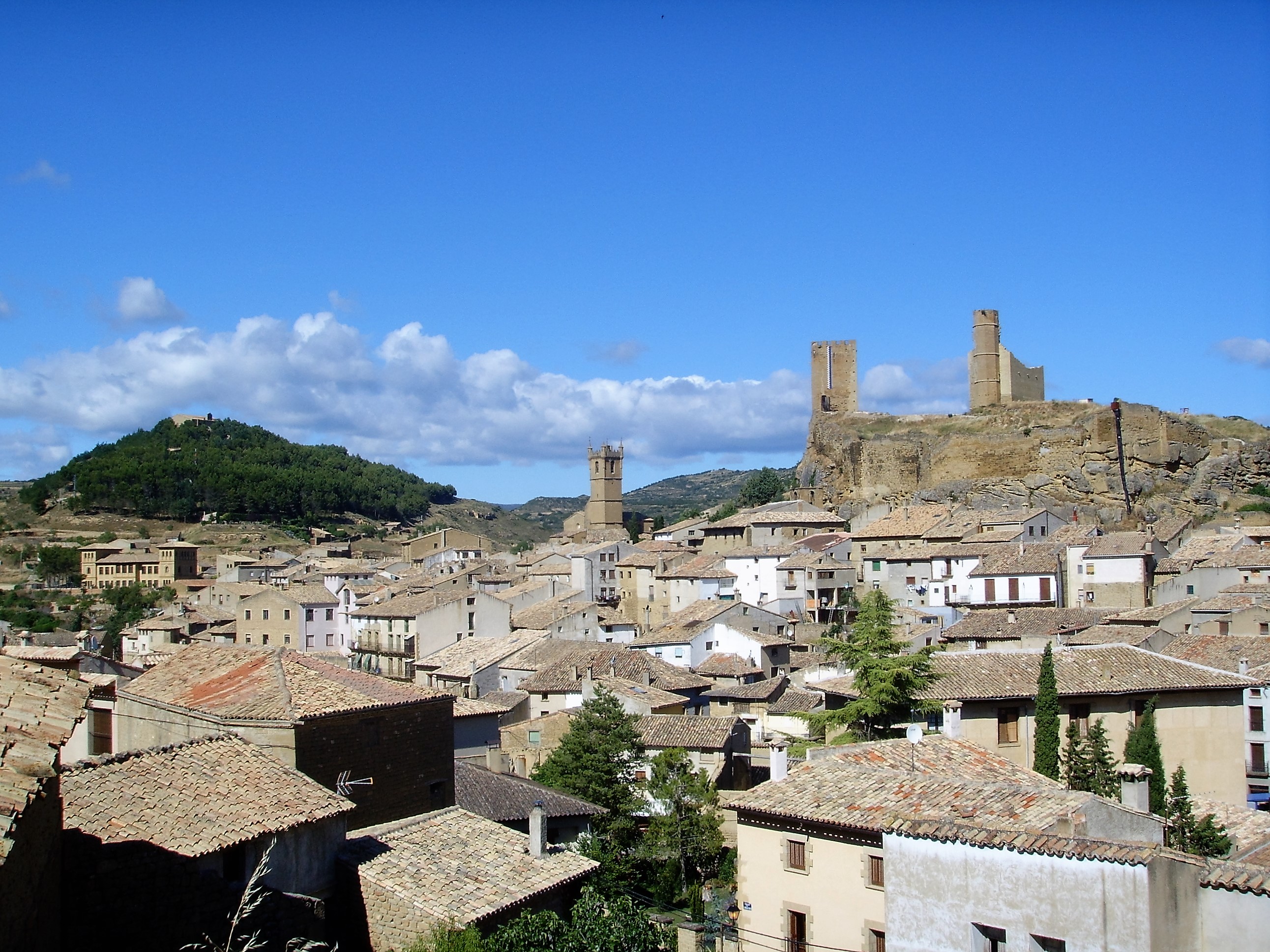 Panorámica general de Uncastillo con el castillo situado sobre la Peña Ayllón.