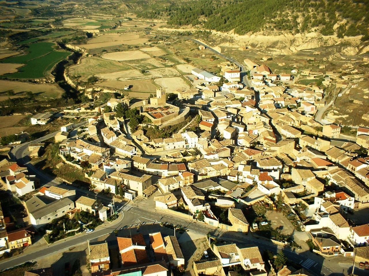 Vista aérea de Castiliscar con el primitivo castillo como eje del trazado urbano (Foto: Ayuntamiento de Castiliscar)