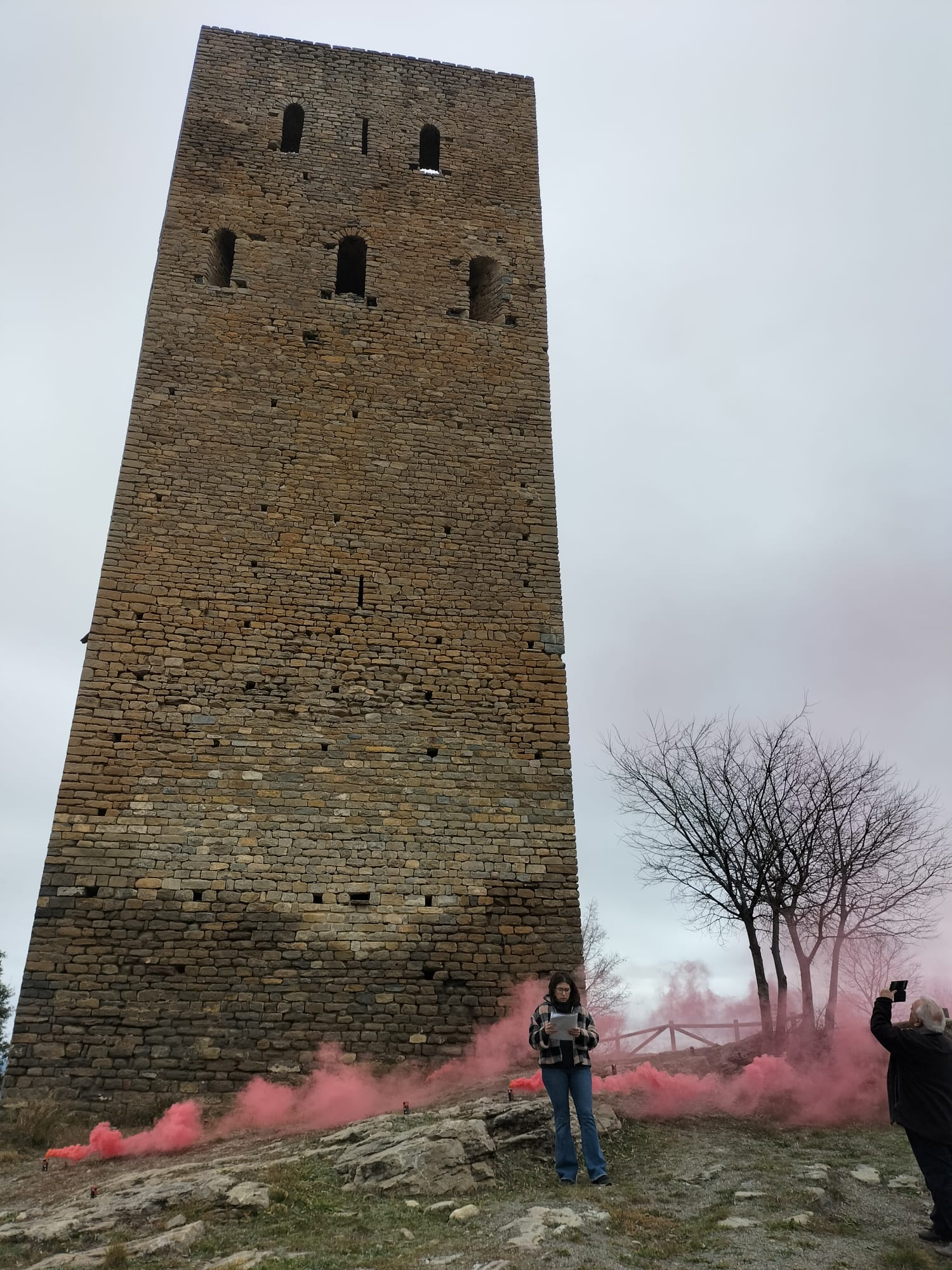 Torre del castell de Lluçars el dia de l'encesa de torres i talaies pels Drets Humans (25 de gener de 2025; foto: Marta Morancho).