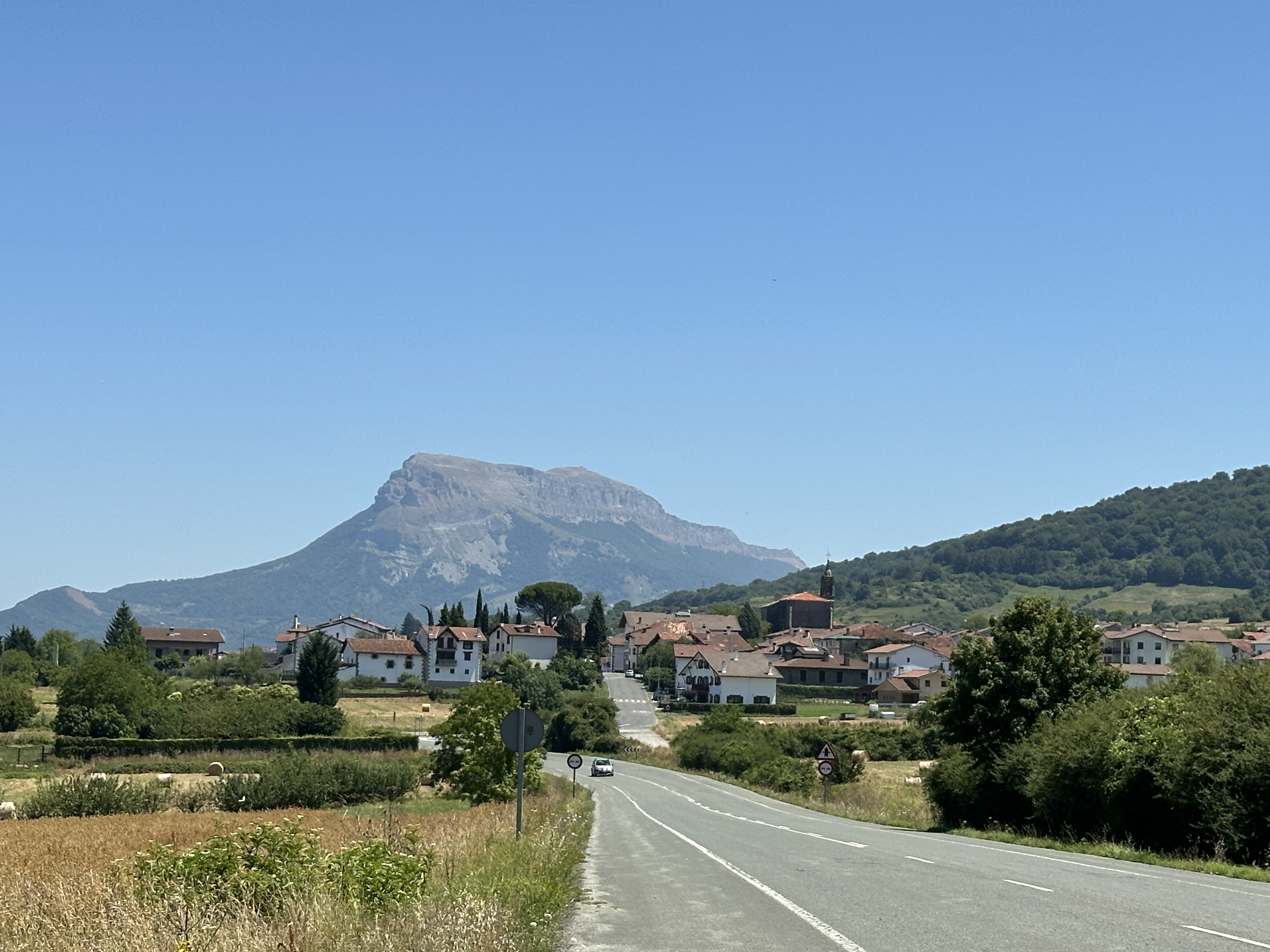 Iturmendi Urdiaingo errepidetik ikusita; atzean Beriain eta Andimendia ageri dira. Patxi Salaberriren argazkia.