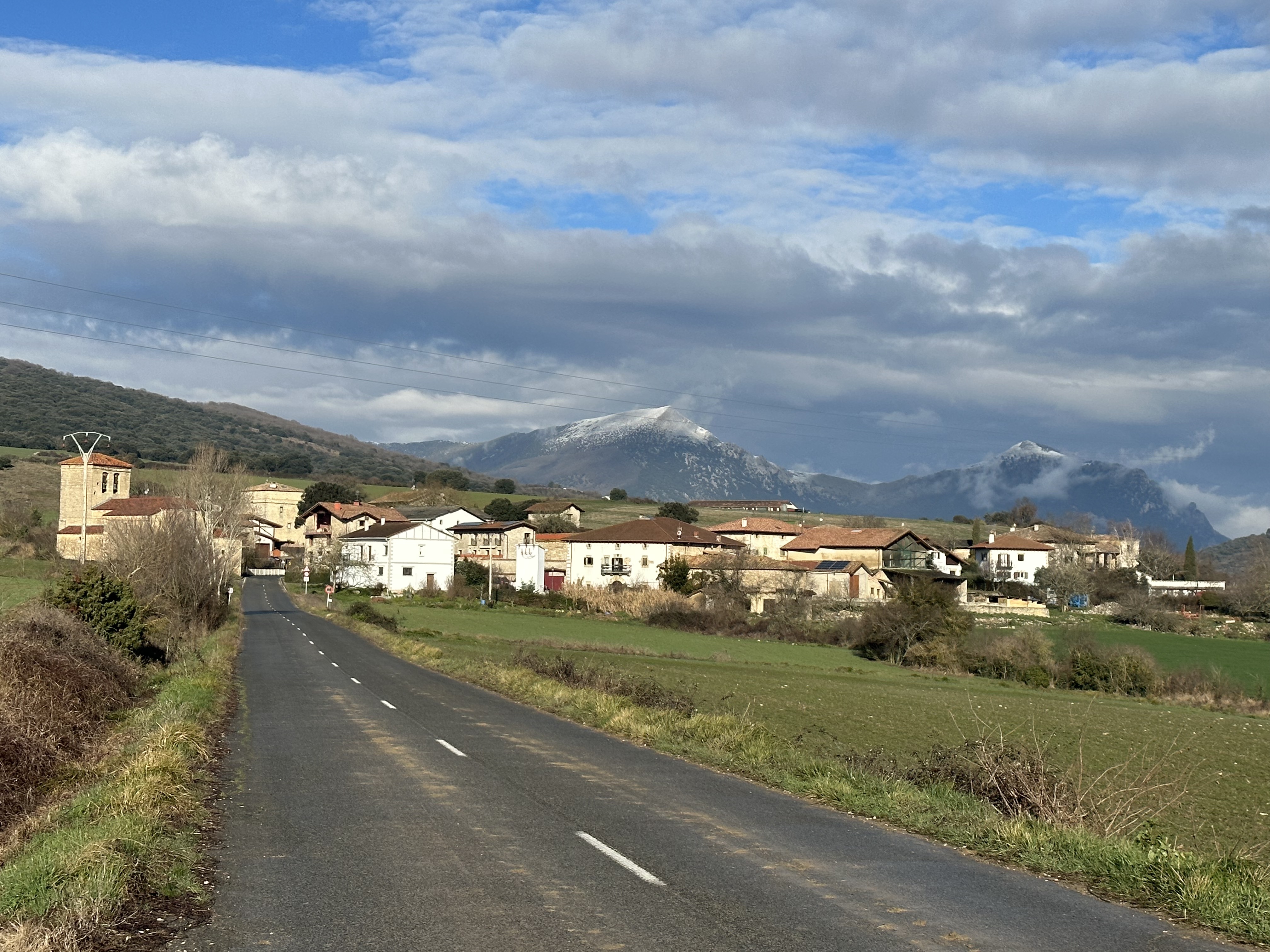 Izu Artazkotz aldetik ikusirik. Ezkerrean Sarbil, eta gibelean Txurregi (Andimendia) eta Gaztelu ageri dira, tontorrak zuri. Patxi Salaberriren argazkia.