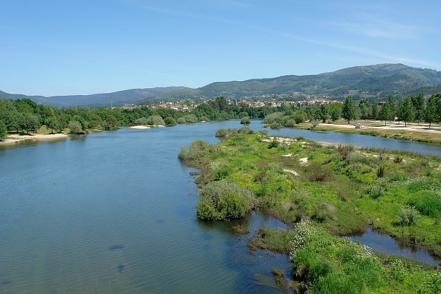 Rio Lima, nas imediações de Ponte de Lima (foto de Osvaldo Gago, 2007, em "Río Limia", Wikipedia (espanhol).