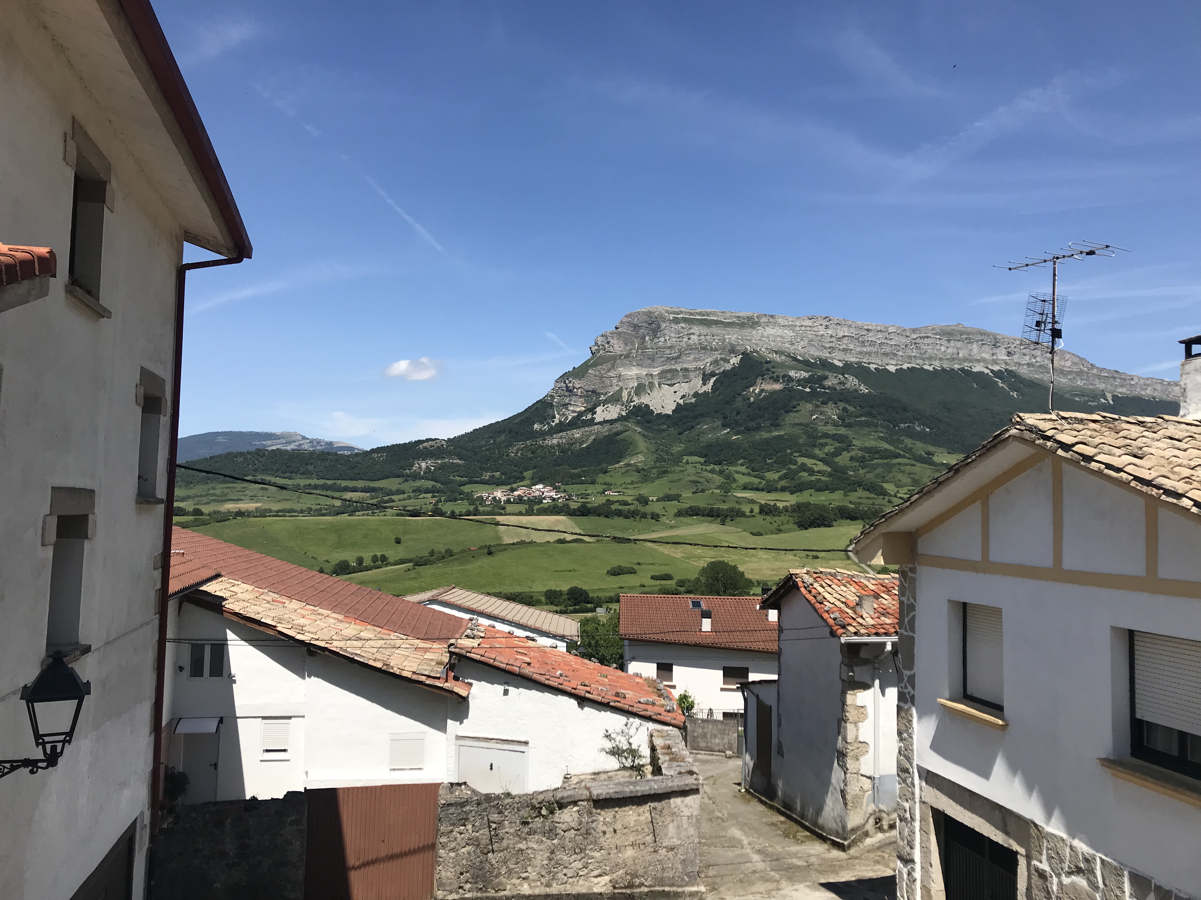 Lizarragako etxeak eta urrutixko Unanu, Beriain mendiaren oinetan. Lidia Salaberriren argazkia.