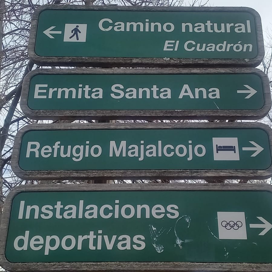 Las referencias a cojos sn frecuentes en la toponimia española de lengua castellana. En la foto, del autor, un cartel señala el camino al lugar de Majalcojo, en Alameda del Valle, Madrid.