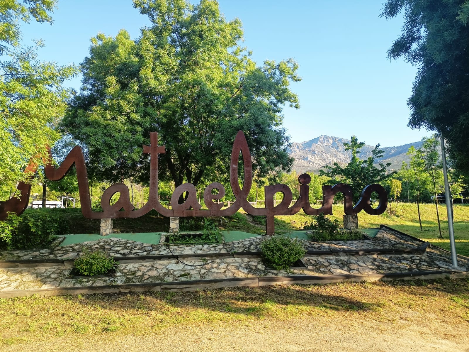 El macizo de La Maliciosa define en gran medida el paisaje de Mataelpino. Foto del autor. Abril 2025.