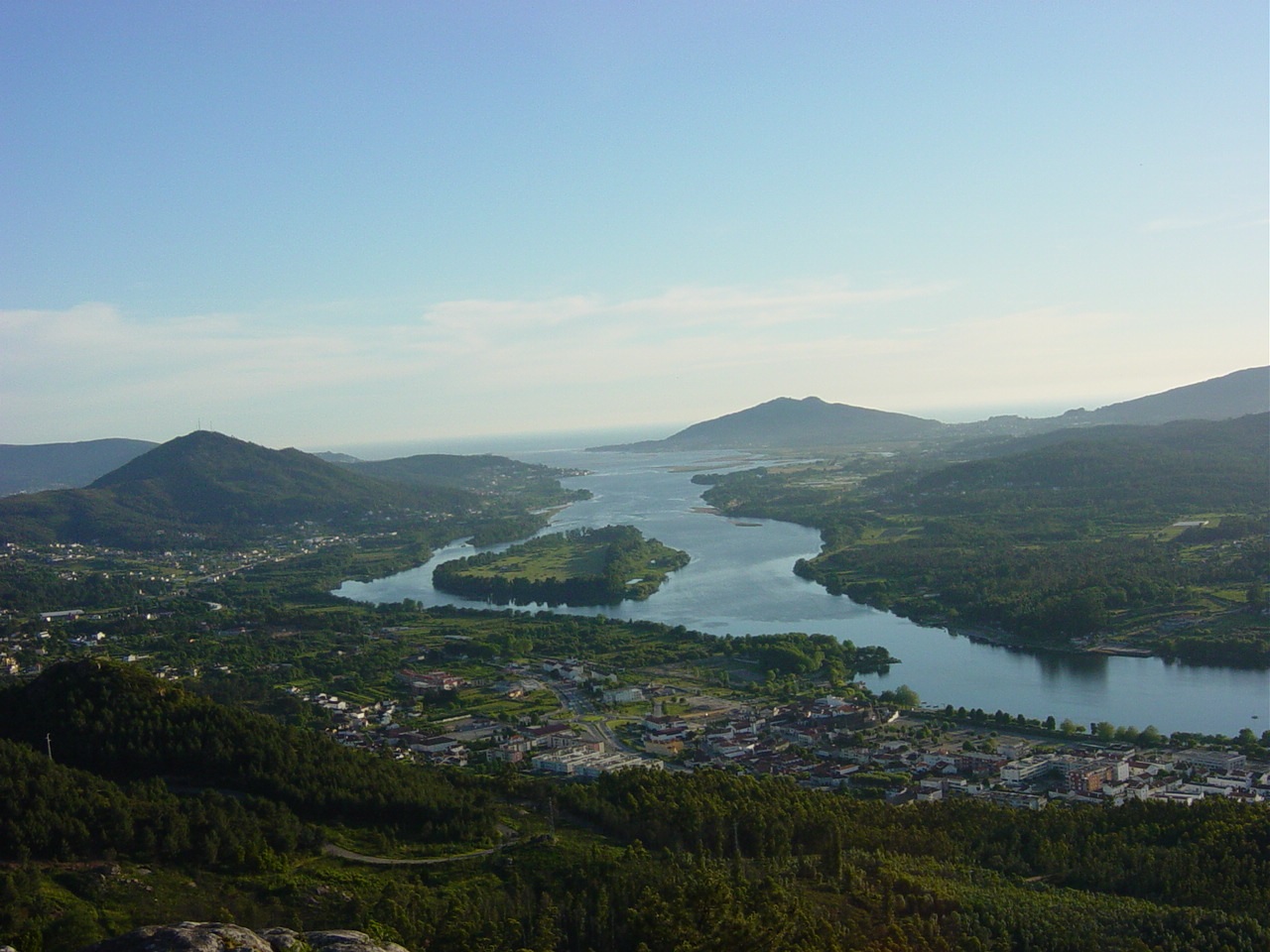Foz do rio Minho, vista de Vila Nova de Cerveira (foto de Samuel Fonseca, 2004, in "Minho (river)", Wikipedia)