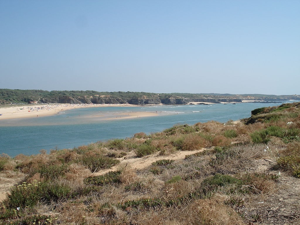 Foz do rio Mira, perto de Vila Nova de Milfontes (foto de Josef Prainsack, 2006, in "Rio Mira (Atlantischer Ozean)", Wikipedia (alemão).