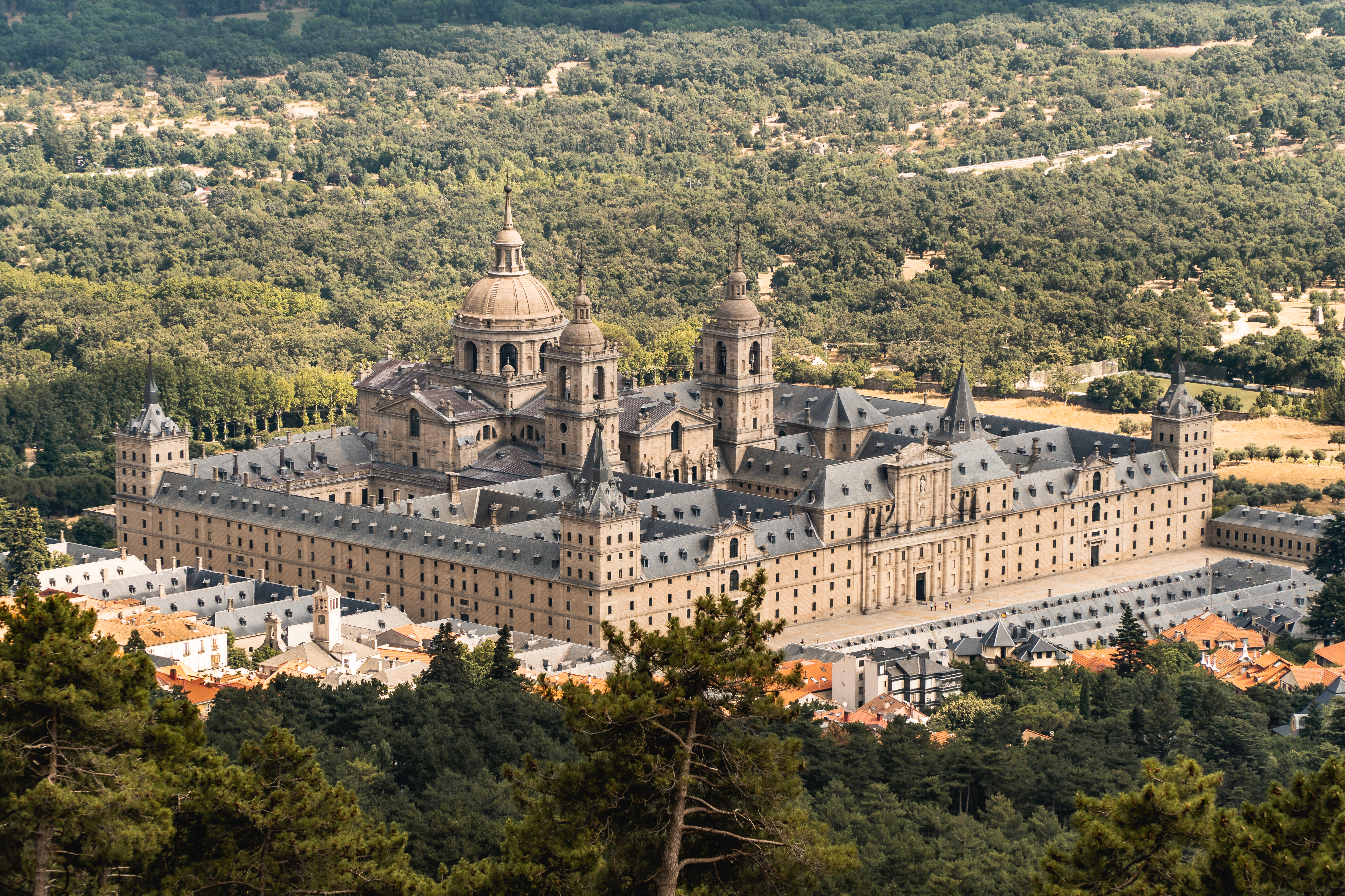 https://commons.wikimedia.org/wiki/File:Monasterio_de_El_Escorial_en_Madrid.jpg