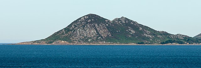Monte Louro desde o outro lado da ría de Muros e Noia (Foto: Miguel Bugallo. Wikipedia Commons)