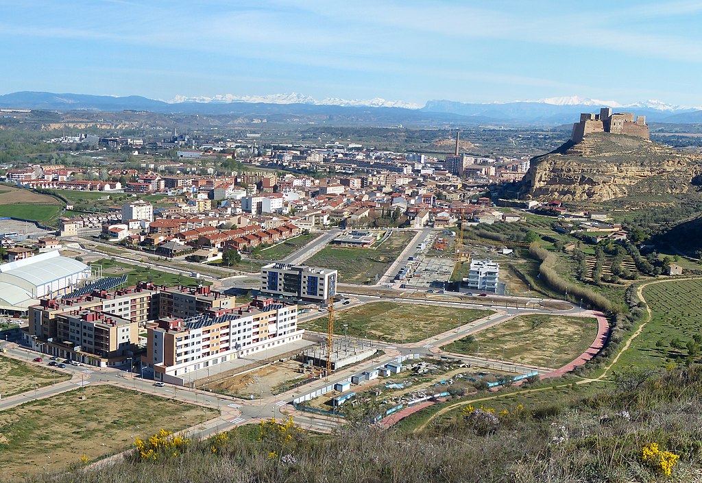 Vista de Monzón con el castillo sobre la colina a la derecha.