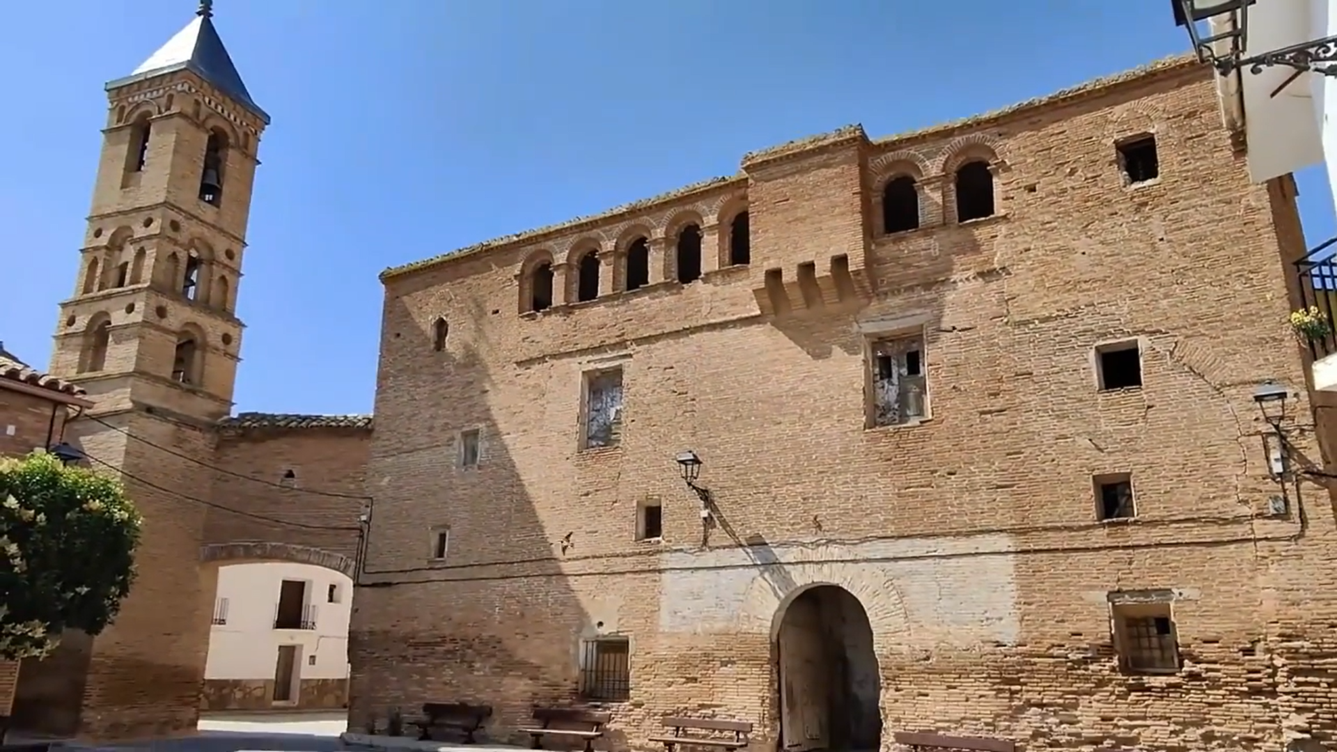 Palacio de los Duques de Villahermosa y torre de la iglesia mudéjar de Santa María Magdalena (Fuente: https://www.youtube.com/watch?v=2K8I1Un2ZtM).