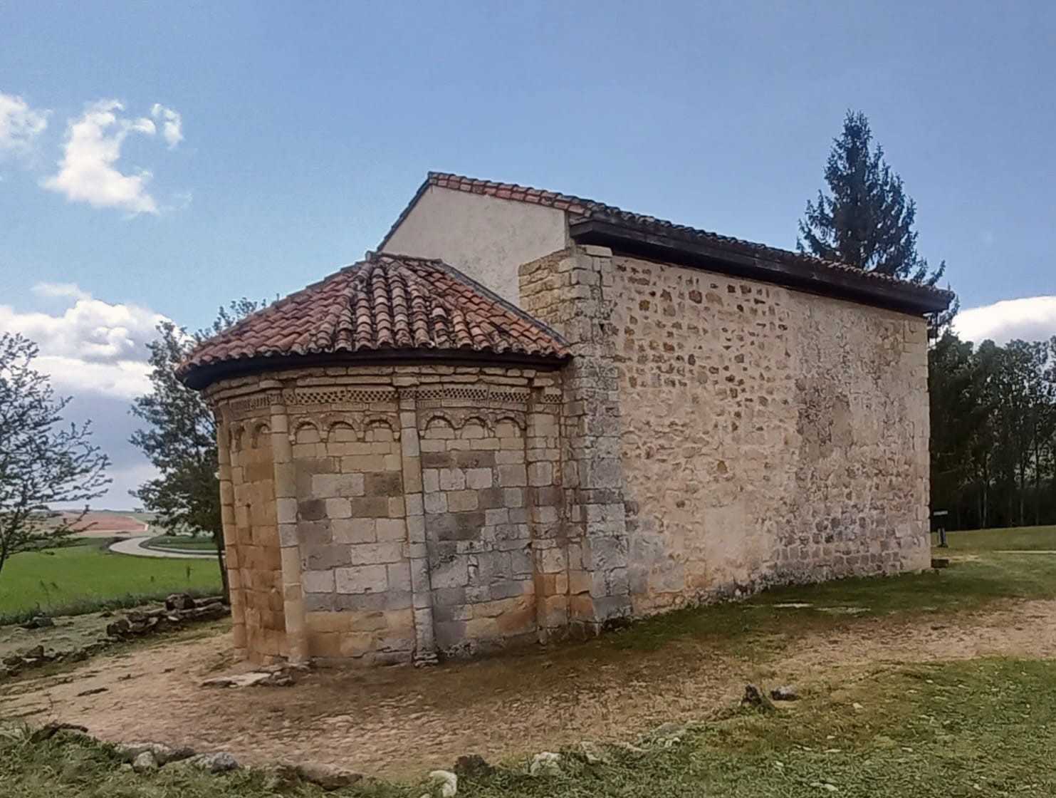 San Pelayo, en las afueras de Perazancas de Ojeda. Aparece en nuestra documentación más antigua. Foto del autor. 