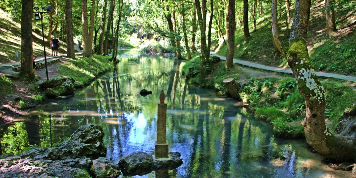 Nacimiento del río Ebro (Fuente: https://www.caminantesdeaguere.com/)