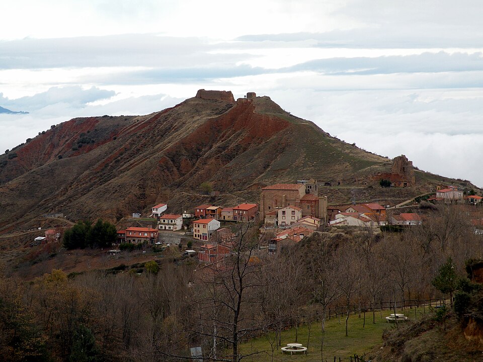 Vista de Ocón con el castillo en la cima de la peña.