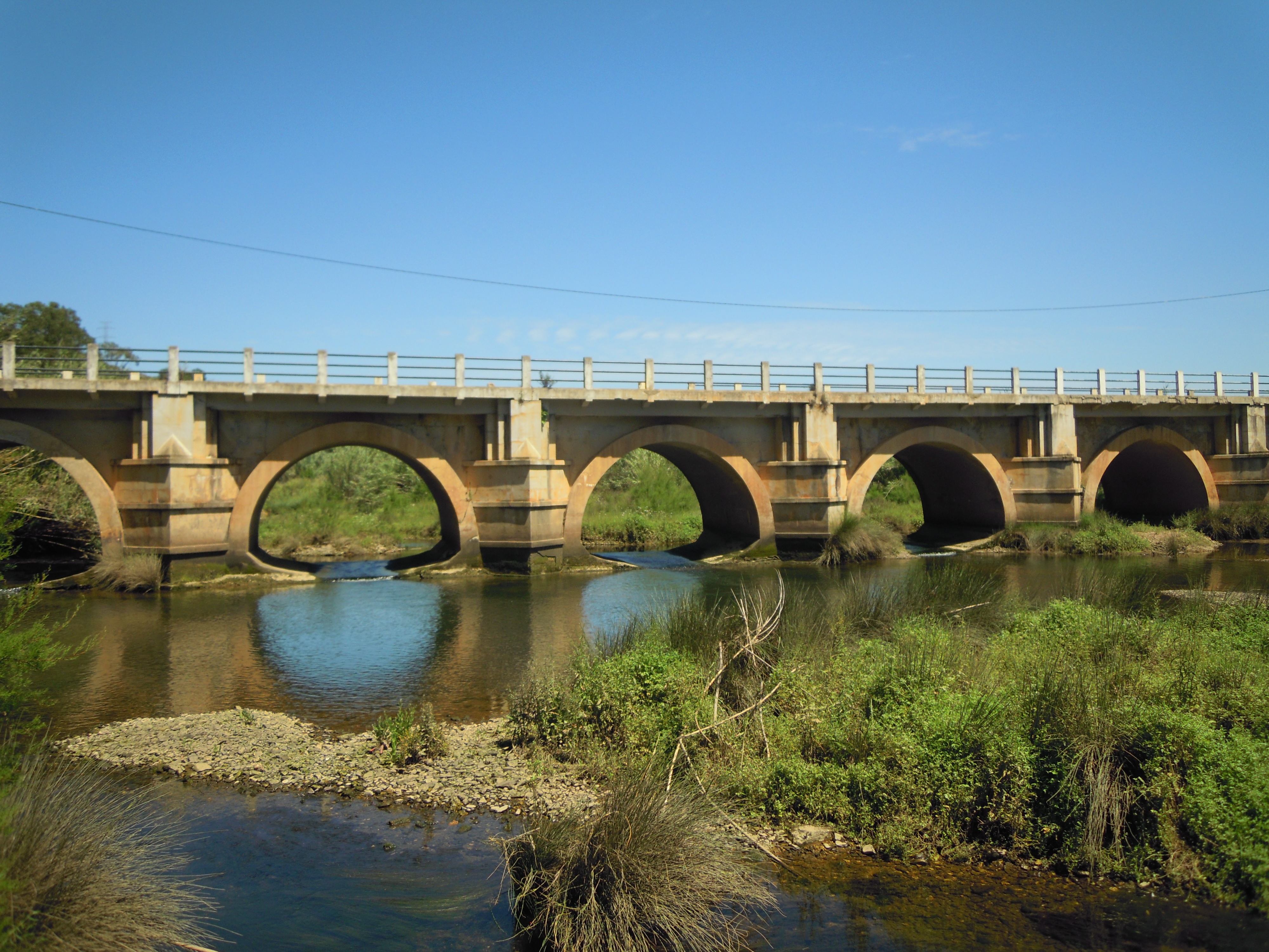 Ponte sobre o Odelouca, próximo da aldeia do mesmo nome (Wikipédia, versão alemã, 15/10/2024).