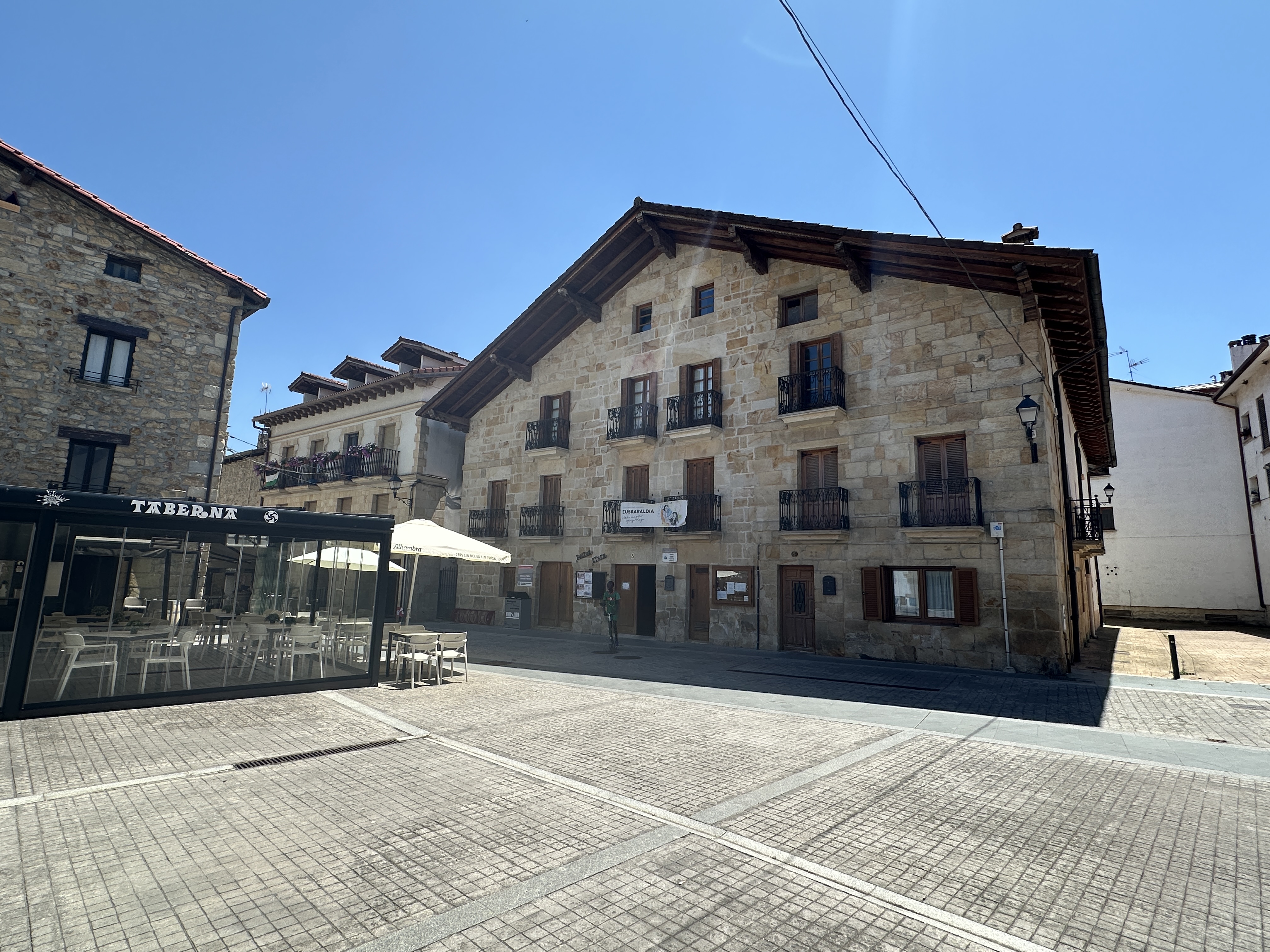 Olatzagutiko plaza eta kultur etxea. Patxi Salaberriren argazkia.