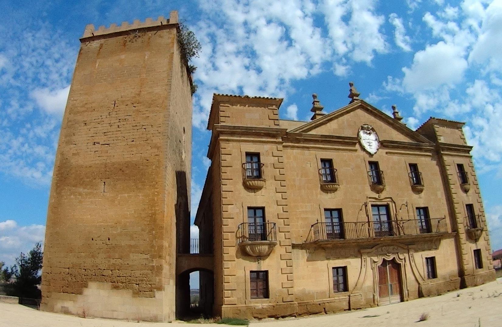 Torre de Biota y palacio de los condes de Aranda (Fuente: De JAVITROM2014 - Trabajo propio, CC BY-SA 3.0)