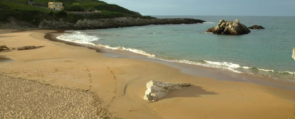 Playa de San Juan  de la Canal (Fuente: https://www.clubrural.com/).