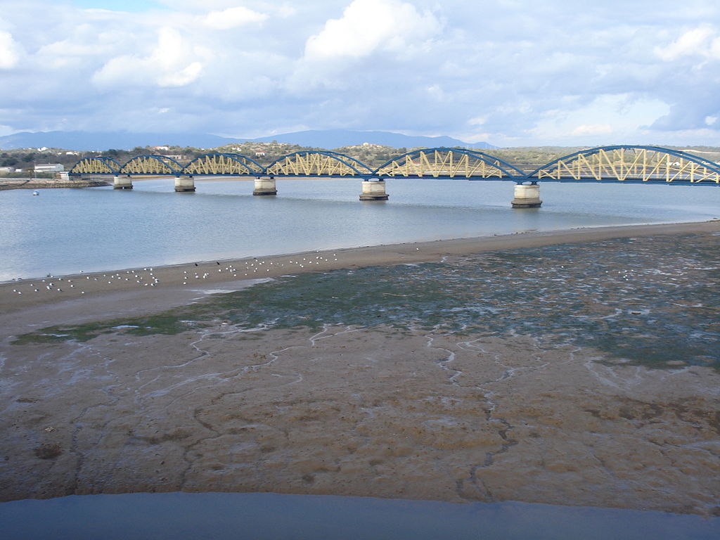 Rio Arade com ponte ferroviária de Portimão (https://pt.wikipedia.org/wiki/Rio_Arade#/media/Ficheiro:Ponte_Ferrovi%C3%A1ria_de_Portim%C3%A3o.jpg)