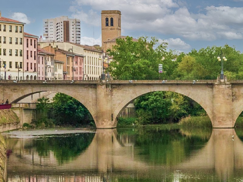 Vista del acceso tradicional a Logroño por el puente de piedra, lugar del cauce del Ebro donde las aguas se remansan.