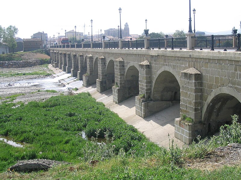 Puente sobre el río Oja: su primera fábrica fue mandada construir por Santo Domingo
