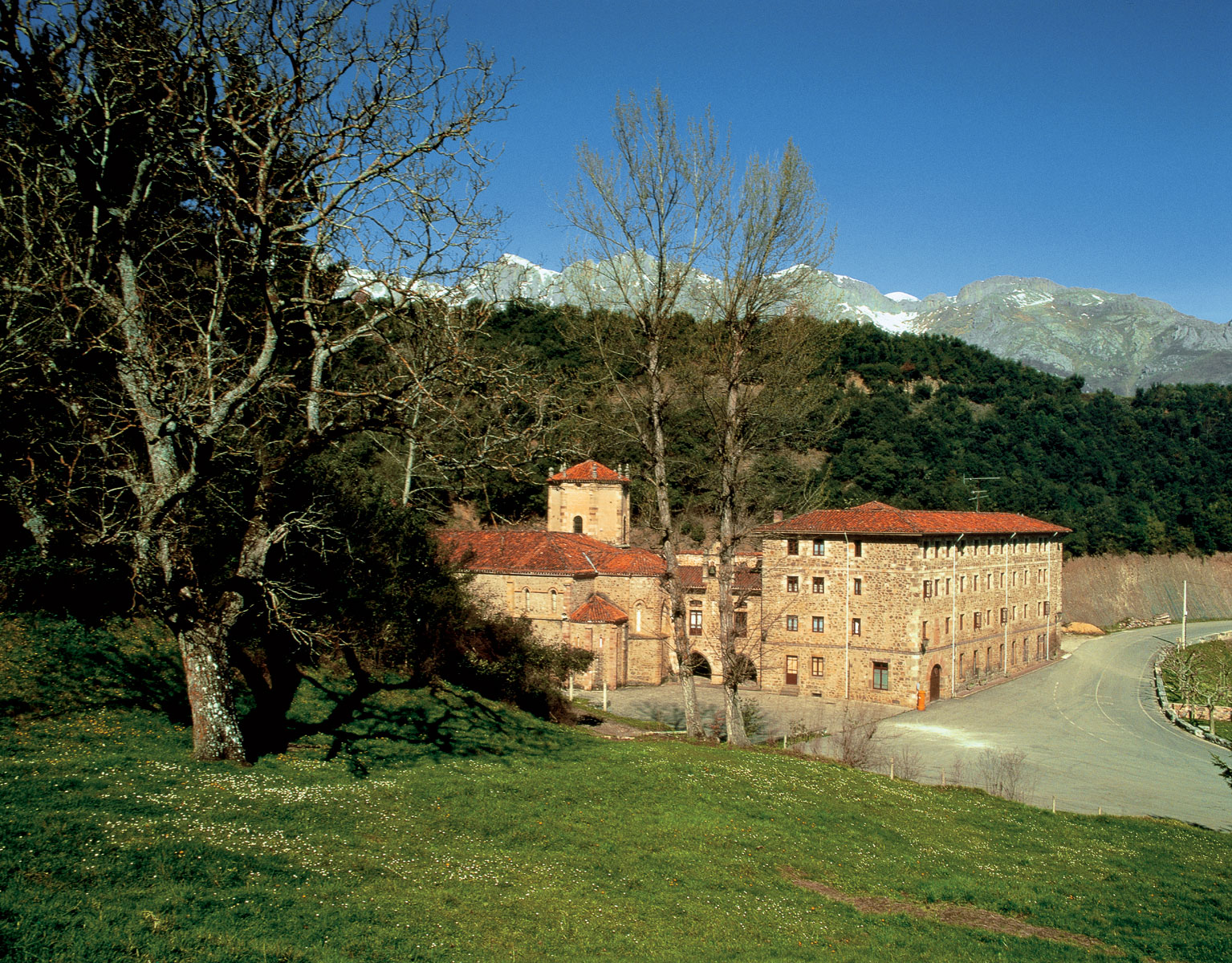 Monasterio de Santo Toribio de Liébana (Fuente: https://turismodecantabria.com/)