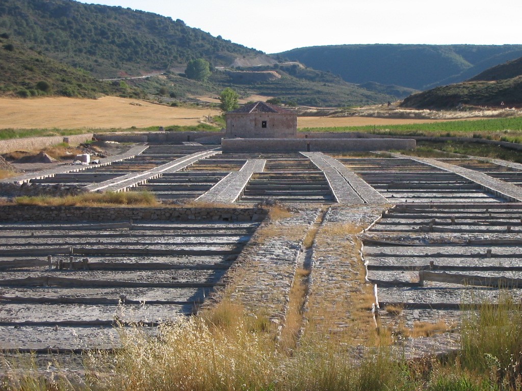 https://commons.wikimedia.org/wiki/File:Salinas_de_Saelices_de_la_Sal.JPG