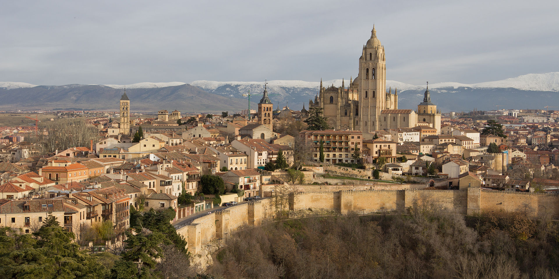 Vista panorámica de la ciudad antigua de Segovia, en la que destaca su imponente catedral. Fuente: Wikicommons.