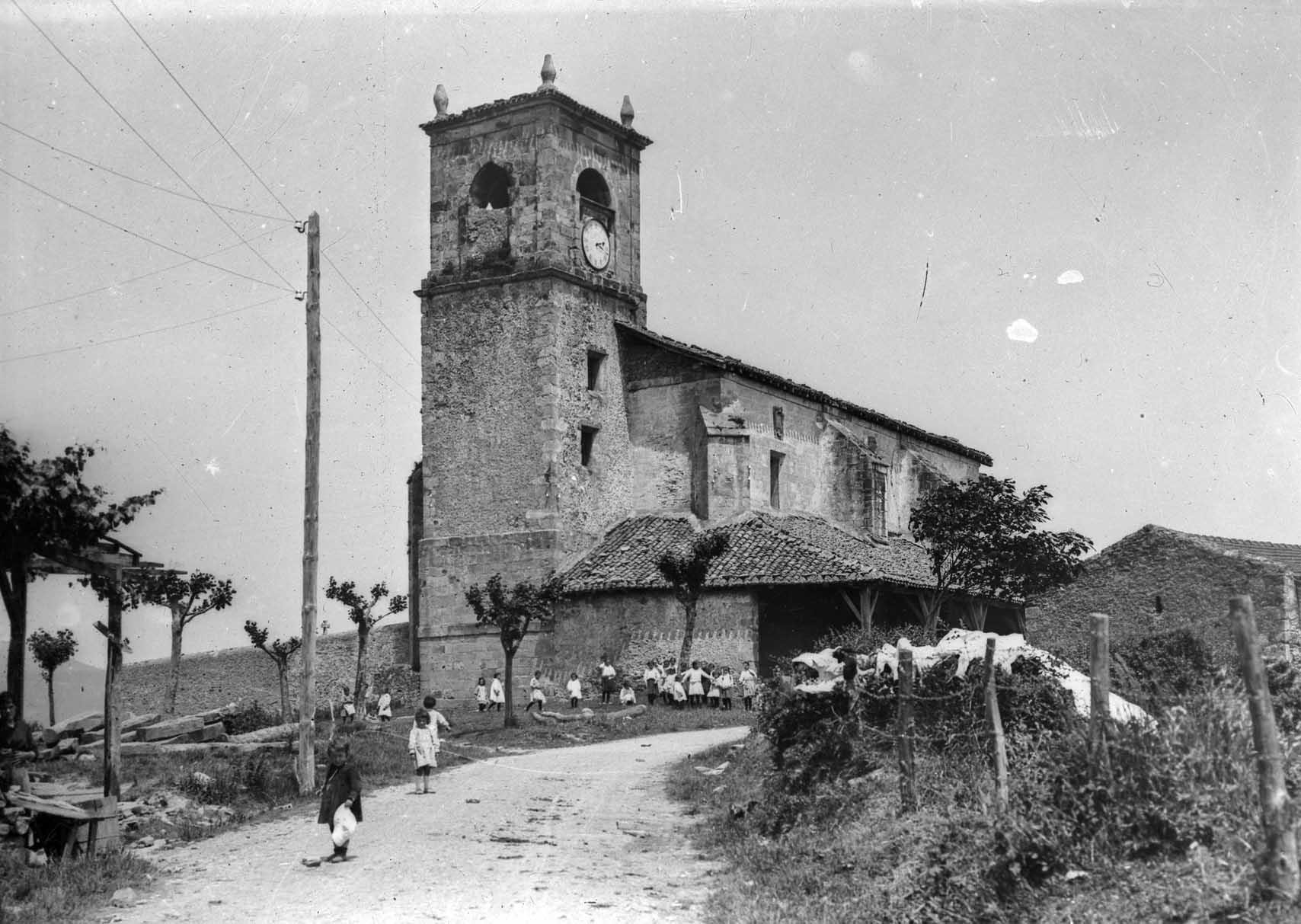 San Joan Bataiatzailearen eliza, aireportua egiteko eraitsi zutena. Indalezio Ojangurenen bilduma, Gure Gipuzkoa funtsa.