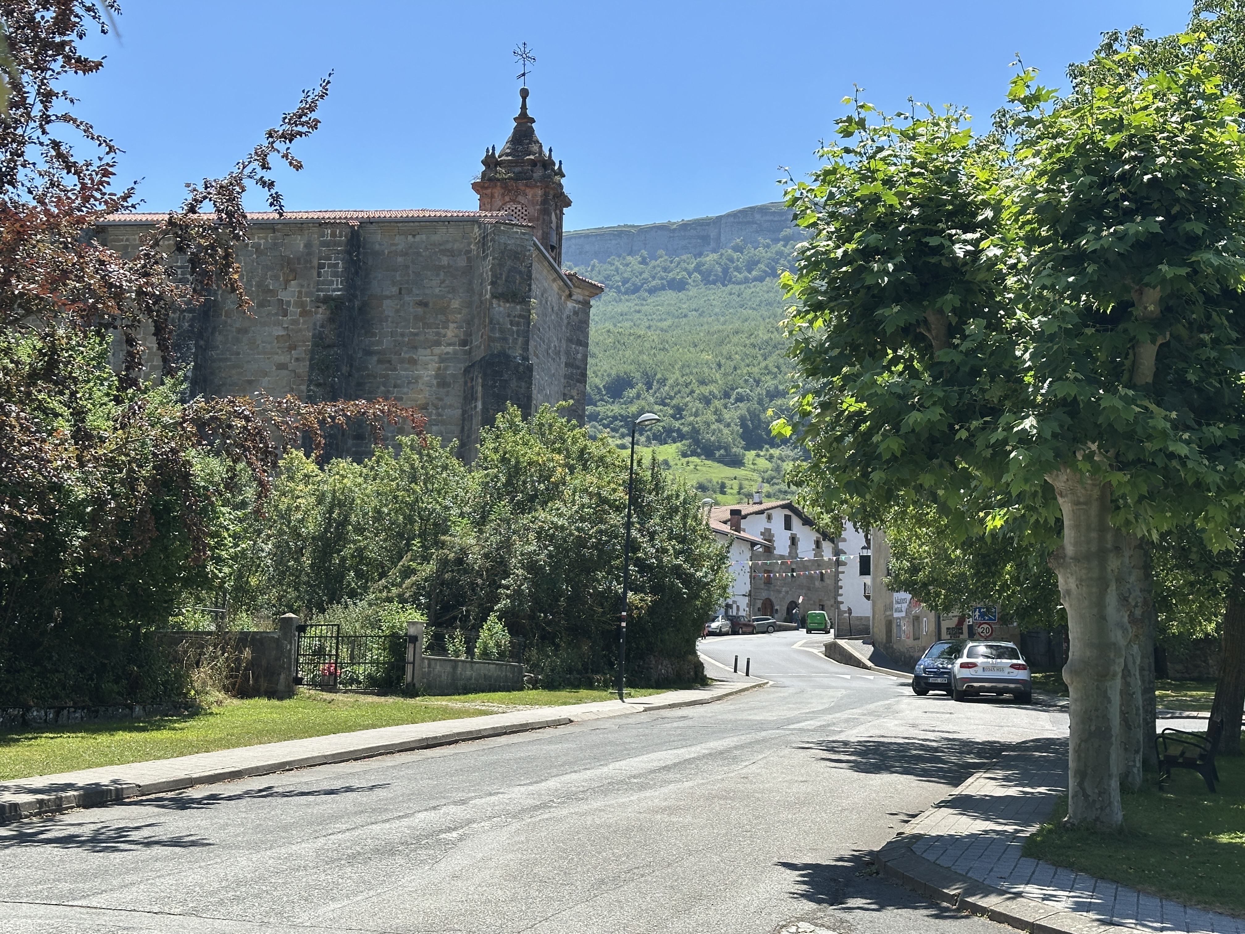 Urdiaingo kalea, eliza eta etxe batzuk. Patxi Salaberriren argazkia.