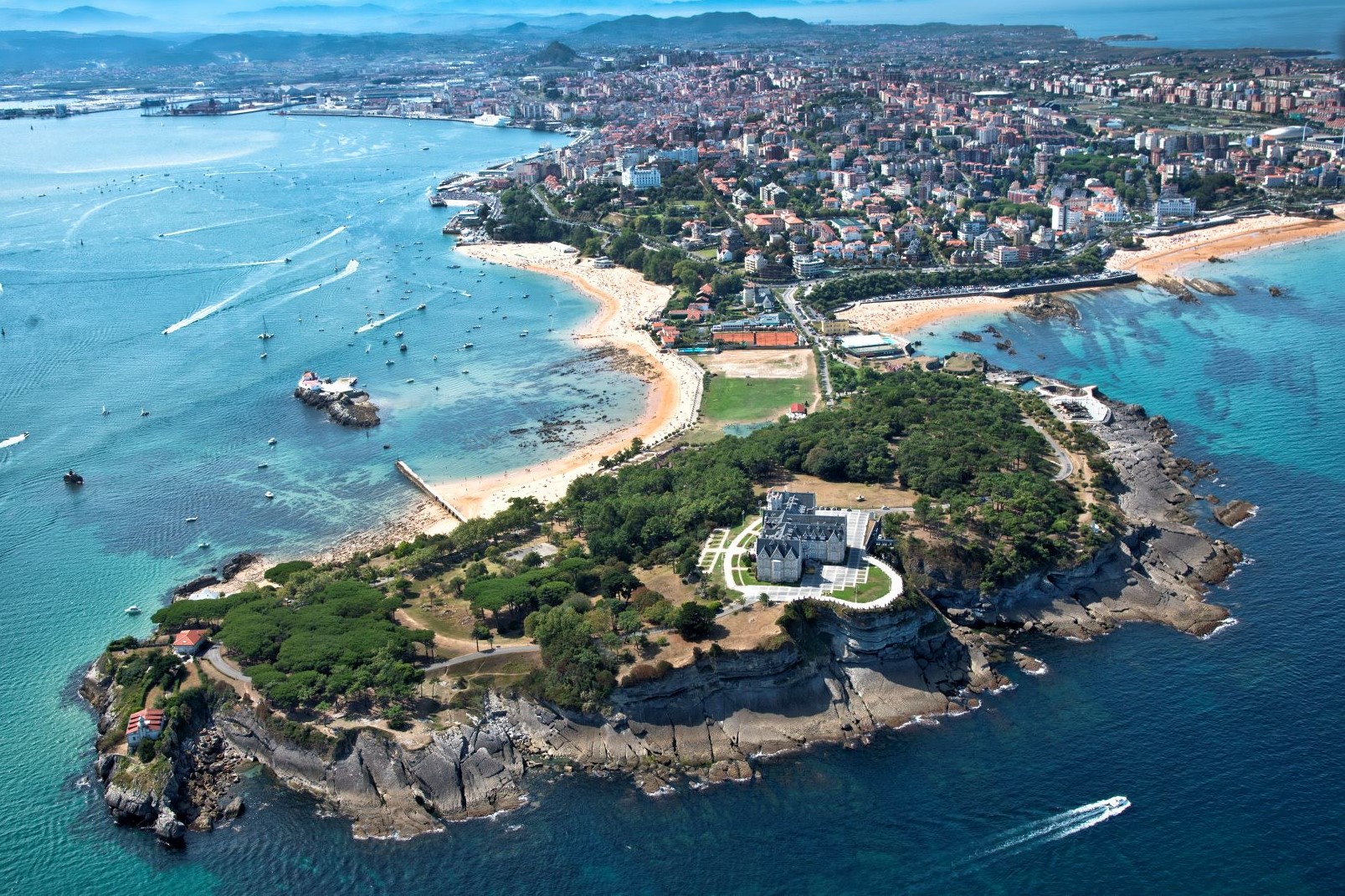 Vista aérea de Santander con la península de La Magdalena en primer término (Fuente: Secretaría de Estado de Turismo)