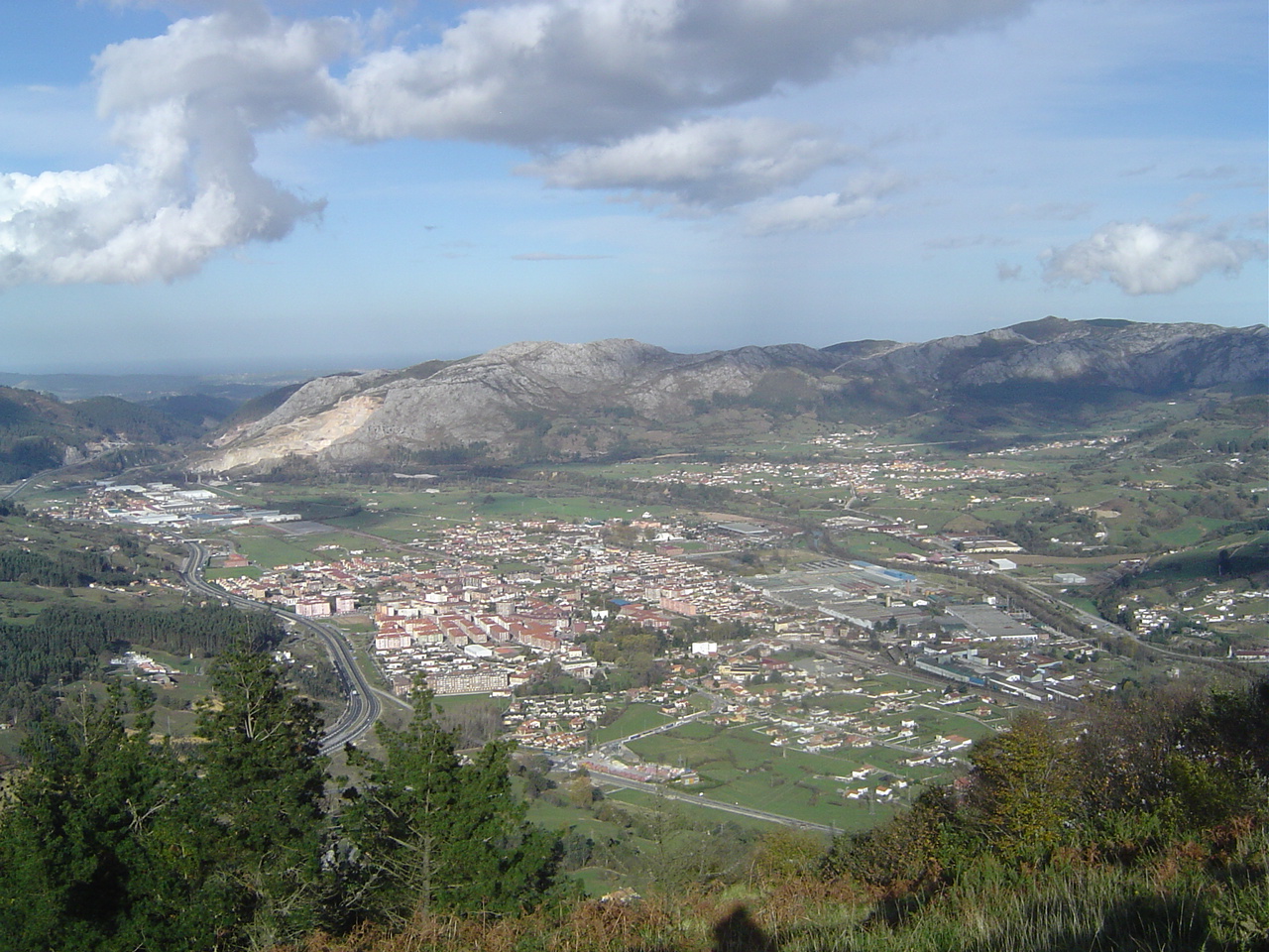 Vista aérea de Los Corrales de Buelna en el valle del mismo nombre (De Jesús Castillo - Trabajo propio)