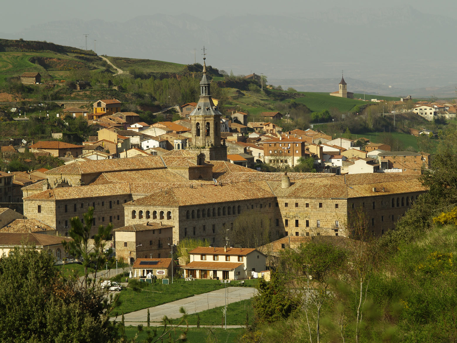 Vista general de San Millán de la Cogolla. De Cenobio - Trabajo propio, CC BY-SA 3.0, https://commons.wikimedia.org/w/index.php?curid=3834790