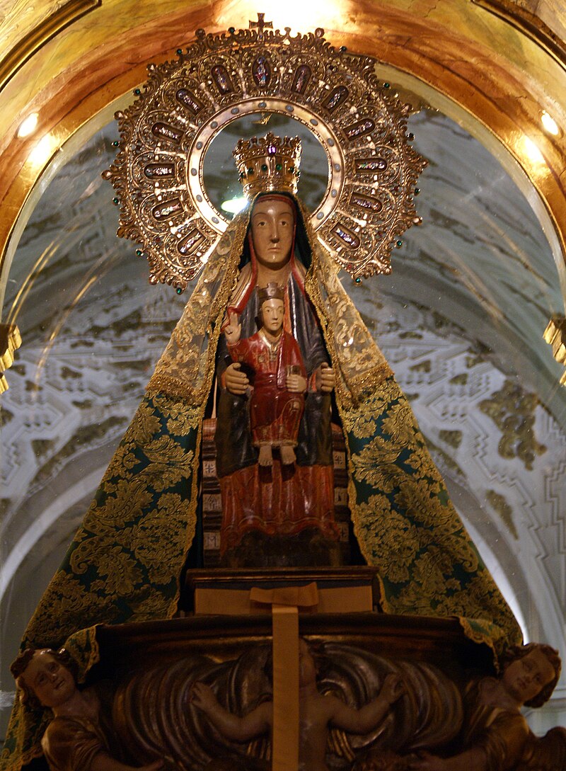 Virgen del Henar, siglo XII, románica. Patrona de los resineros y de la Comunidad de Villa y Tierra de Cuéllar. Fuente: Wikicommons.