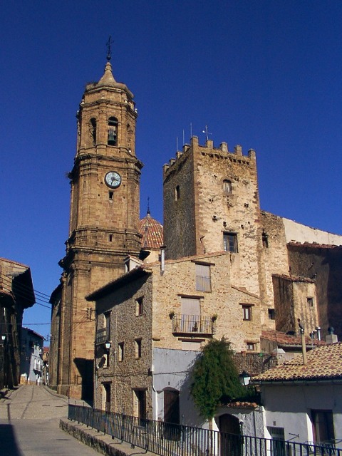 Vista de la torre de la iglesia de La Iglesuela del Cid (fuente: https://museovirtualmaestrazgo.com/colecciones/la-iglesuela-del-cid/).