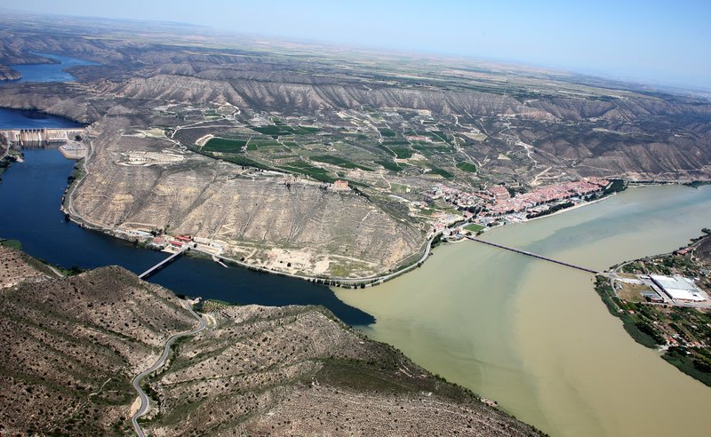 Vista del "aiguabarreig" de Mequinensa (fuente: https://es.wikipedia.org/wiki/Mequinenza).