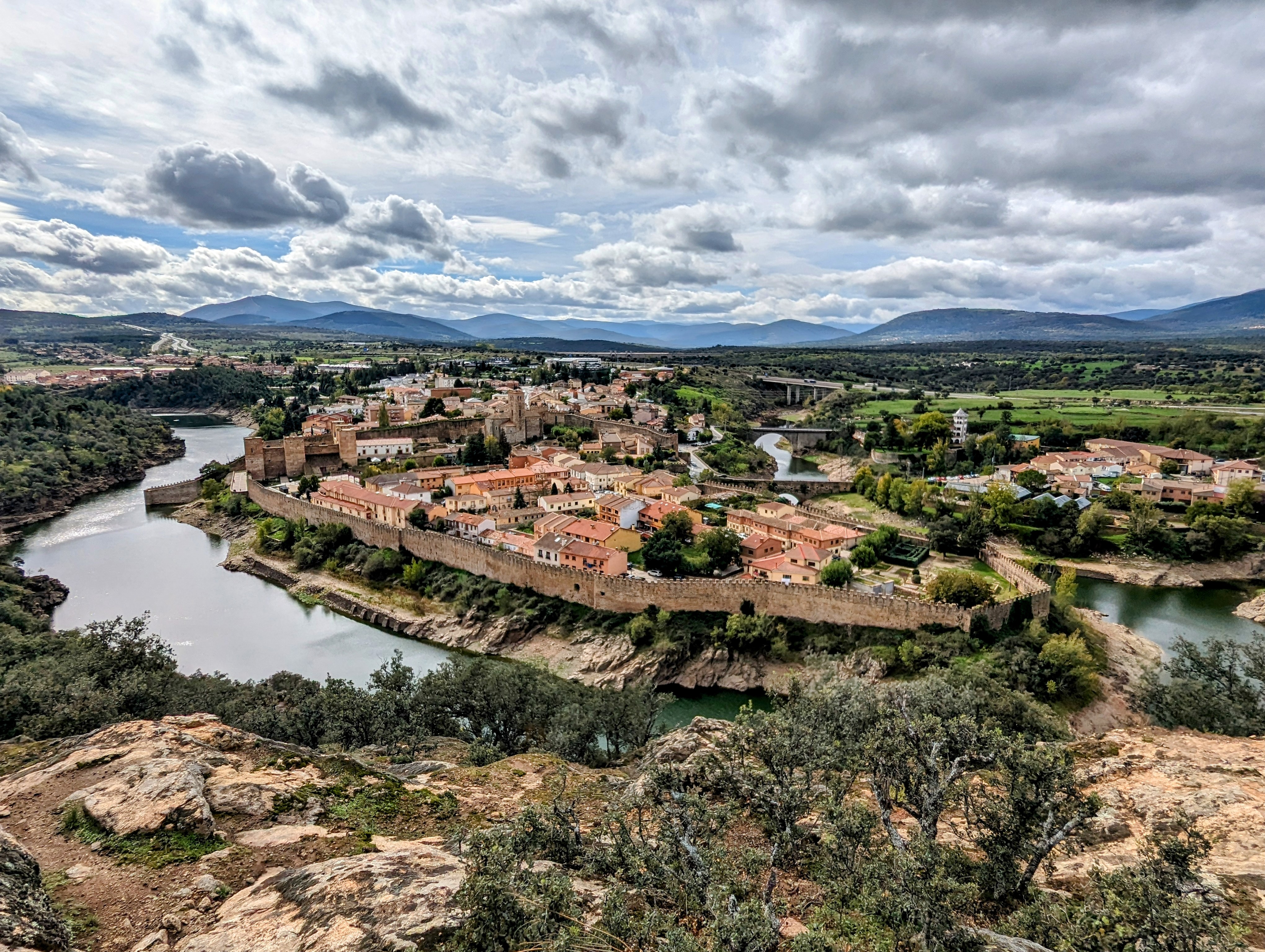 Buitrago del Lozoya. Vista panorámica. De Rodelar - Trabajo propio, CC BY-SA 4.0, https://commons.wikimedia.org/w/index.php?curid=141586196