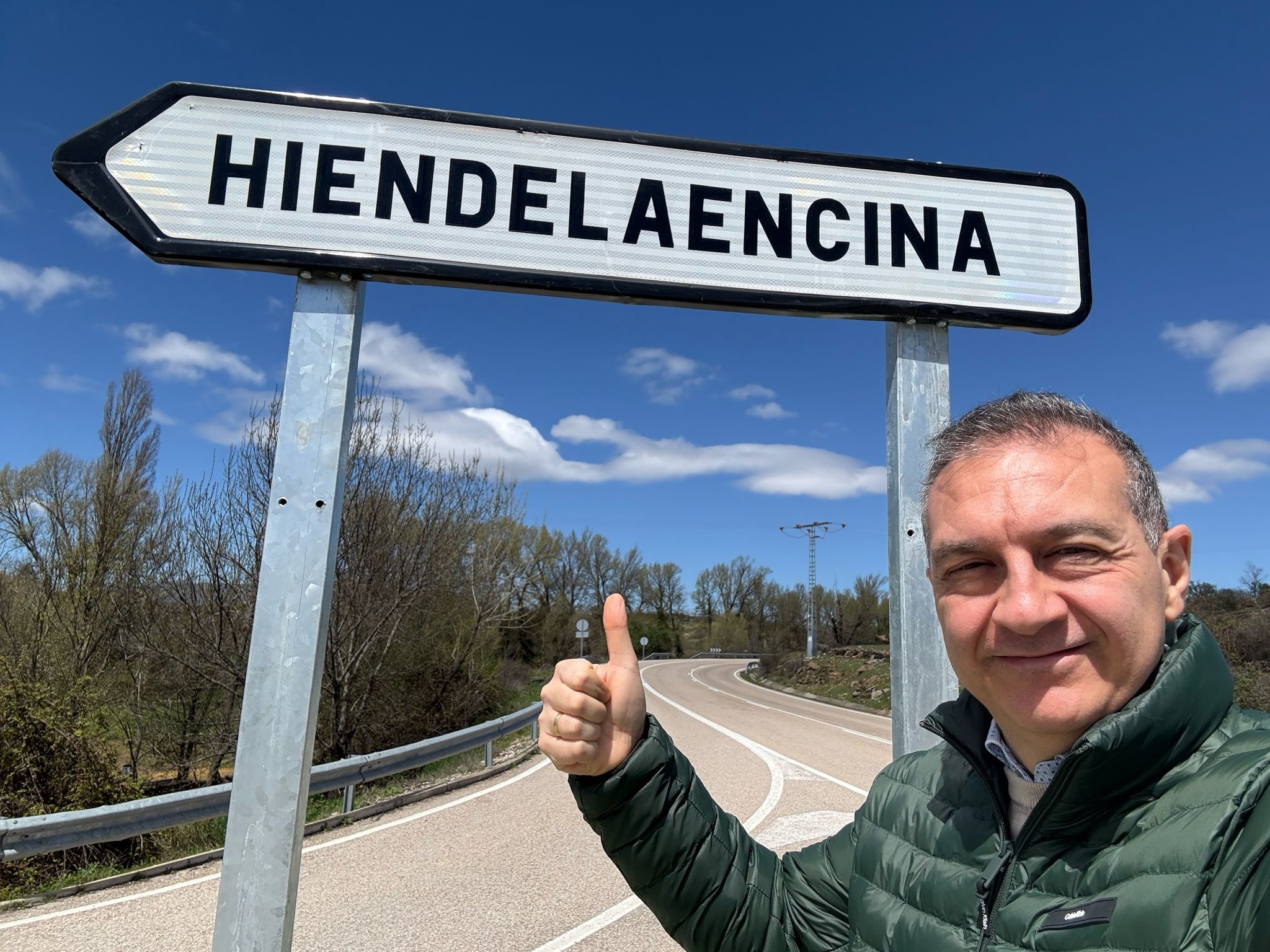 El prof. J. J. García Sánchez (UAH), miembro del equipo de investigación, en trabajo prospectivo por la zona de Hiendelaencina. Abril 2025. 