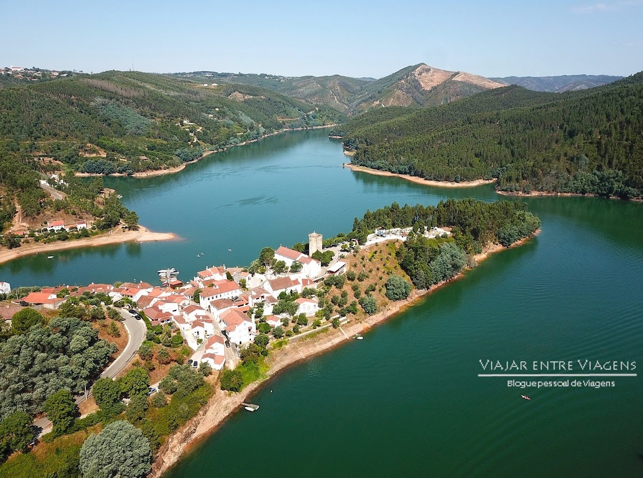 O rio Zêzere e a povoação de Dornes (Ferreira do Zêzere). Foto de Rui Pinto (blogue Viajar entre Viagens, 17/01/2022).