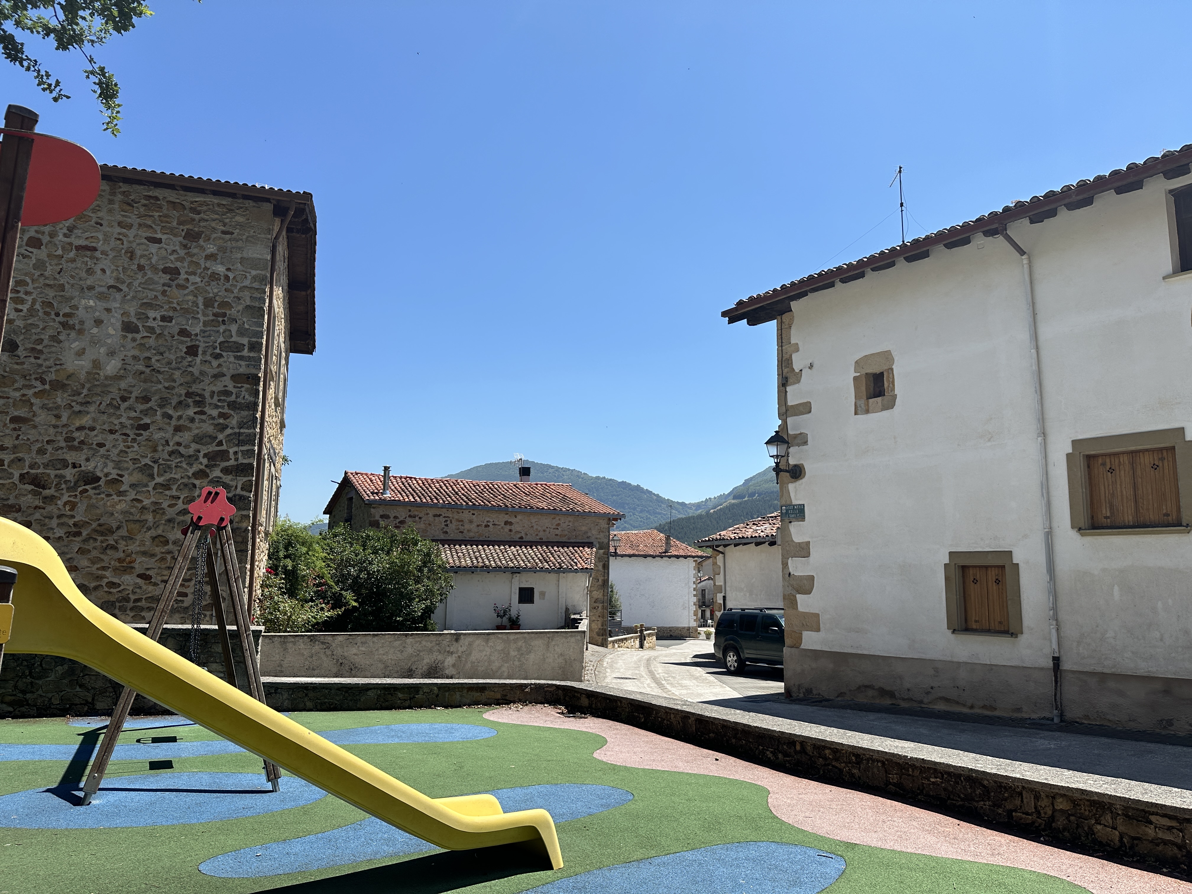 Ziordiko Dona Maria kalea, elizara doana. Patxi Salaberriren argazkia.