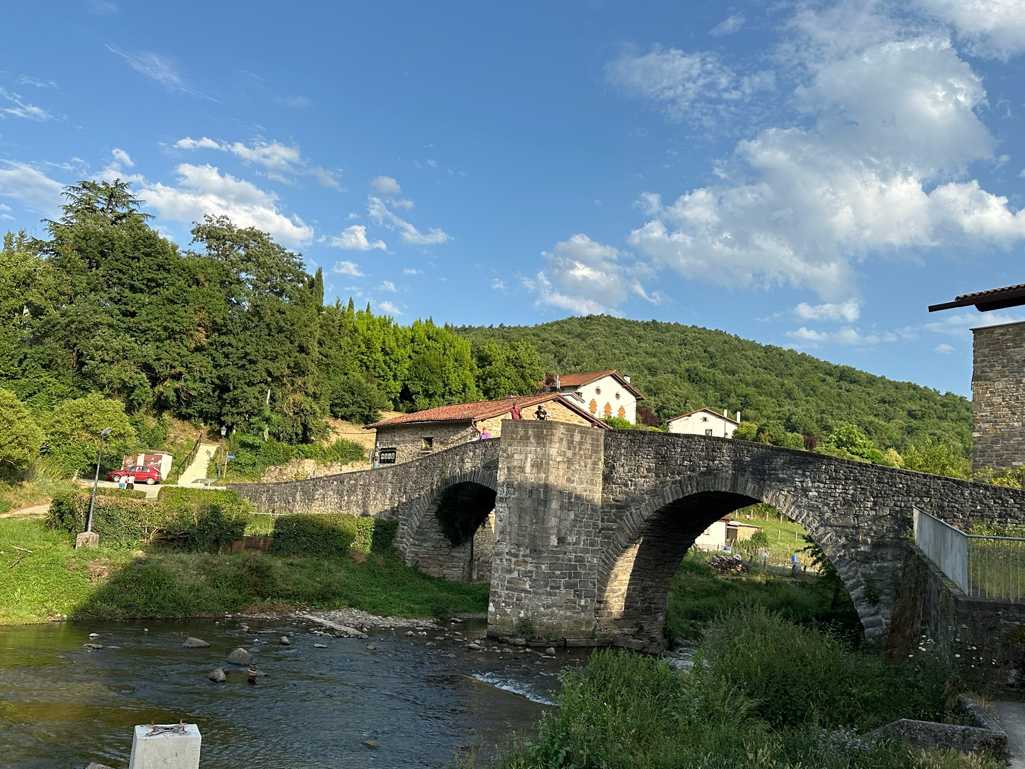 Herriari izena eman dion Donejakue bideko zubi ezaguna. Patxi Salaberriren argazkia.