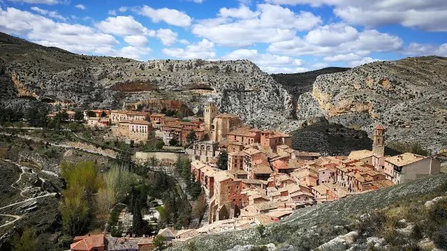 Panorámica de Albarracín (fuente: https://www.20minutos.es/noticia/4544486/0/diez-cosas-al-menos-que-ver-en-albarracin/).