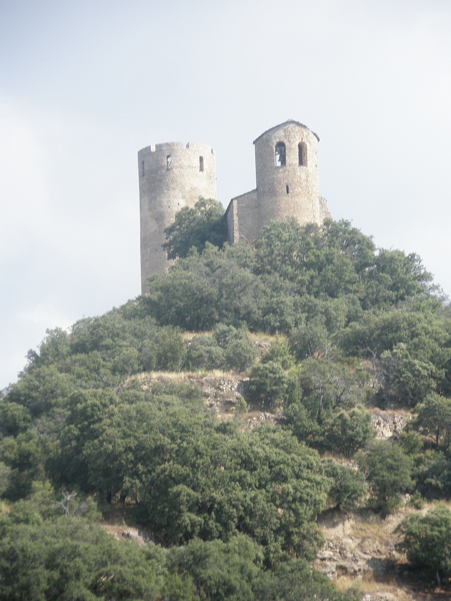 Iglesia de Santa Cecilia y castillo de Fantova (foto: Carlos Rizos).