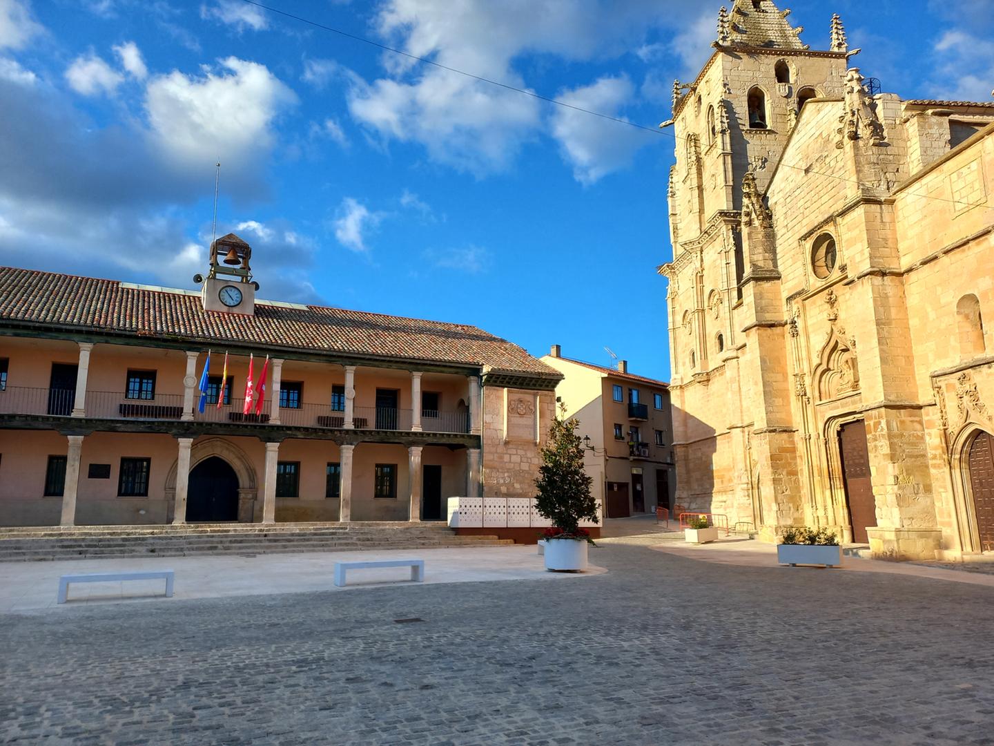 Torrelaguna. Plaza con el Ayuntamiento y la iglesia de Santa María Magdalena (Foto del autor).