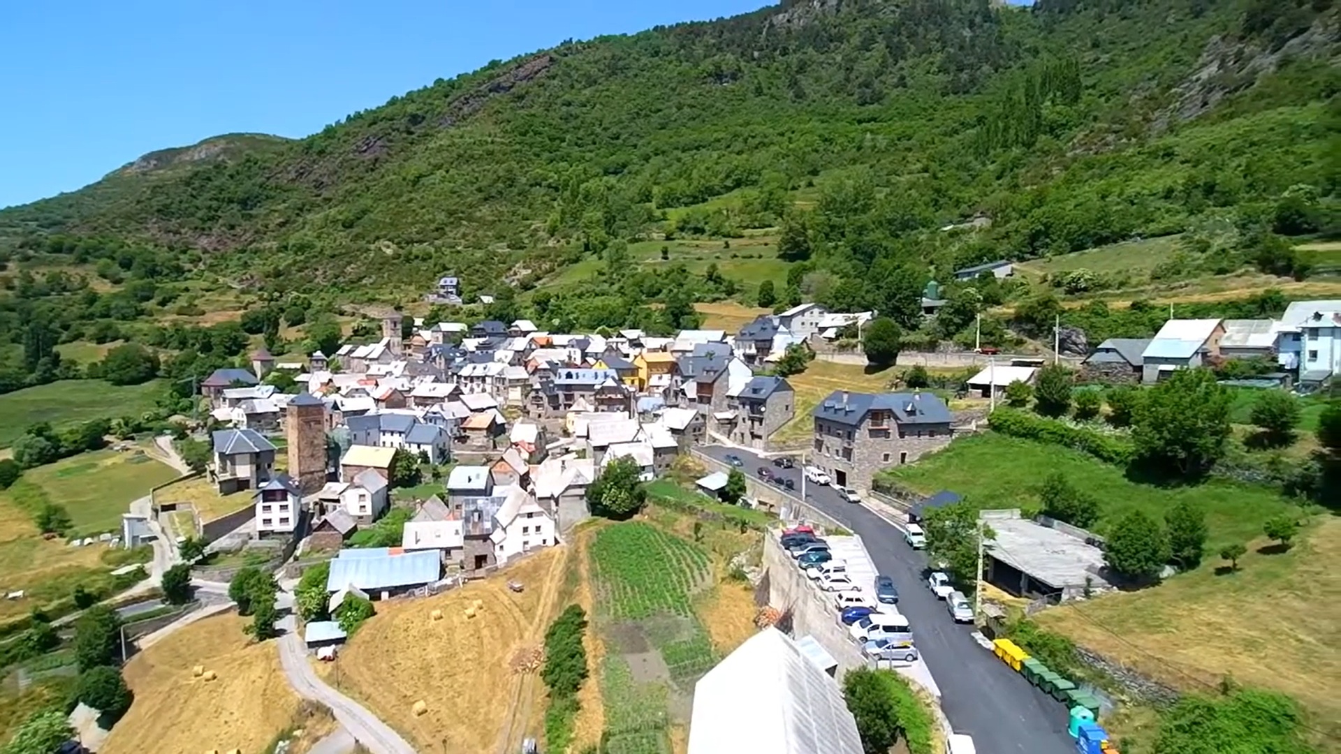 Panorámica de Gistaín desde el este (Fuente: https://www.youtube.com/watch?v=DcroZTtJboo).